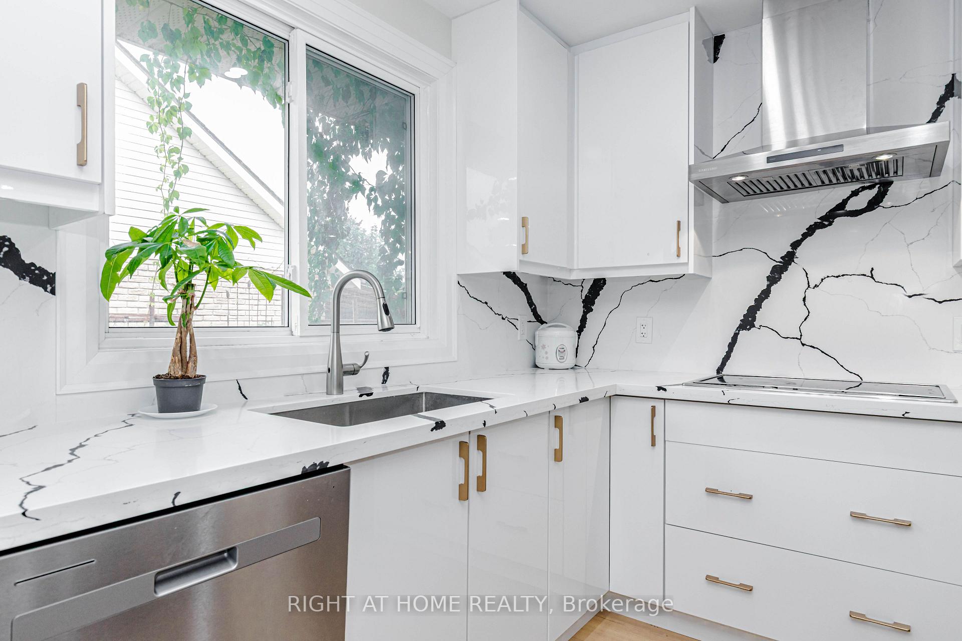 Photo 13 of 2358 Arnold Crescent, Burlington, Brant Hills — HOMEH
