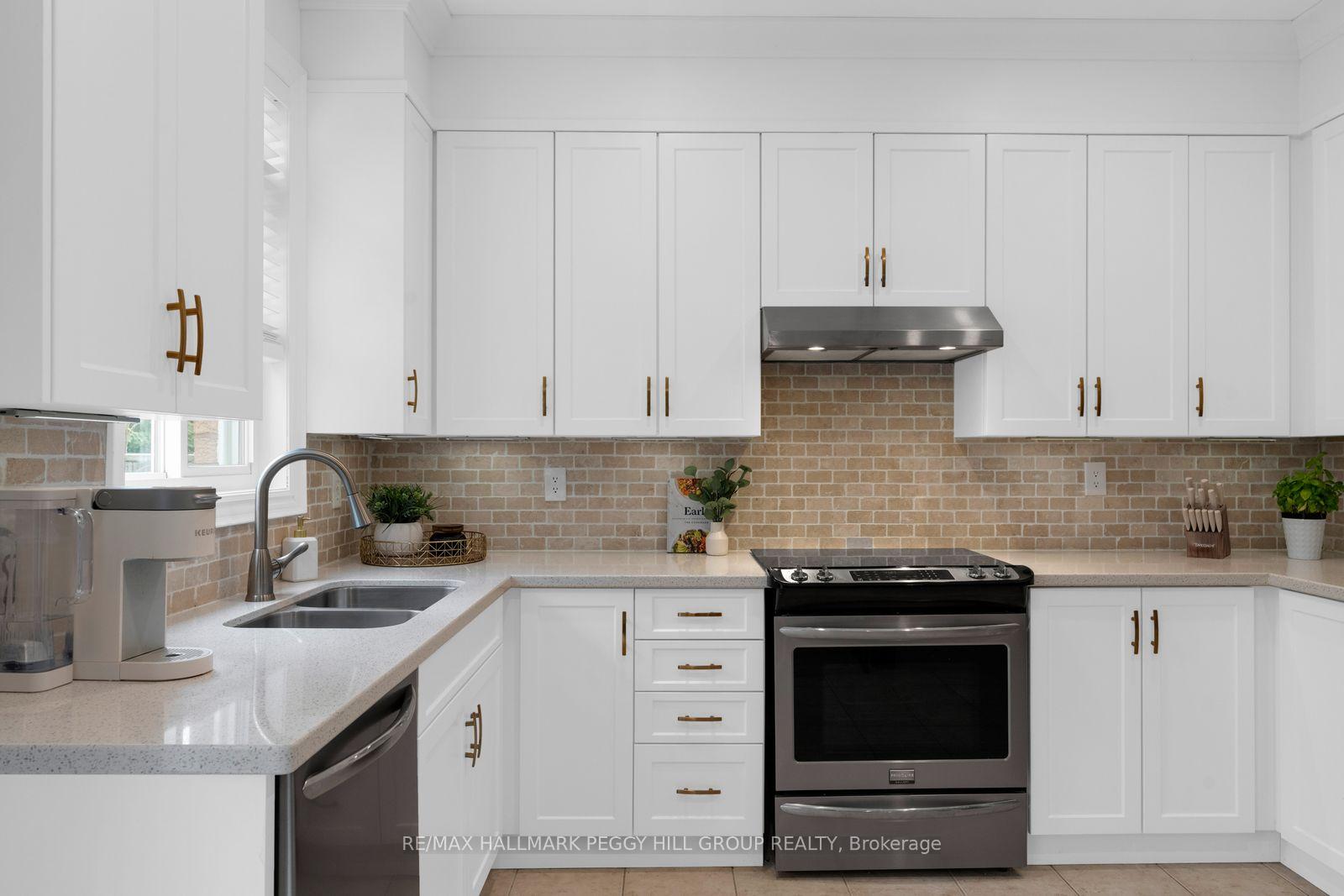 Photo 4 of 53 Tudor Crescent, Barrie, Innis-Shore — HOMEH