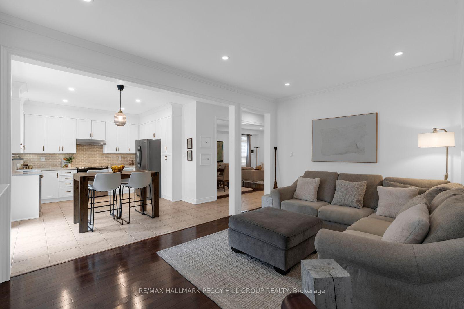 Photo 5 of 53 Tudor Crescent, Barrie, Innis-Shore — HOMEH