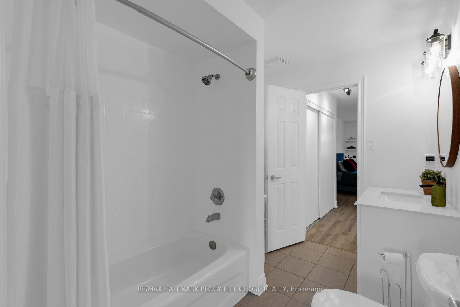 Photo 18 of 53 Tudor Crescent, Barrie, Innis-Shore — HOMEH