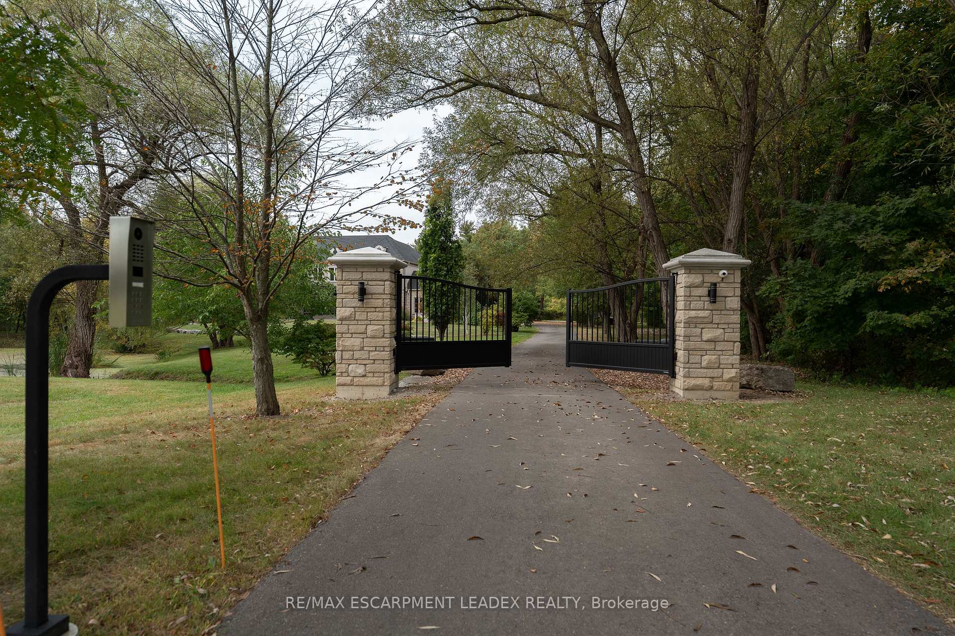 Photo 5 of 740 Fiddlers Green Road, Hamilton, Ancaster — HOMEH