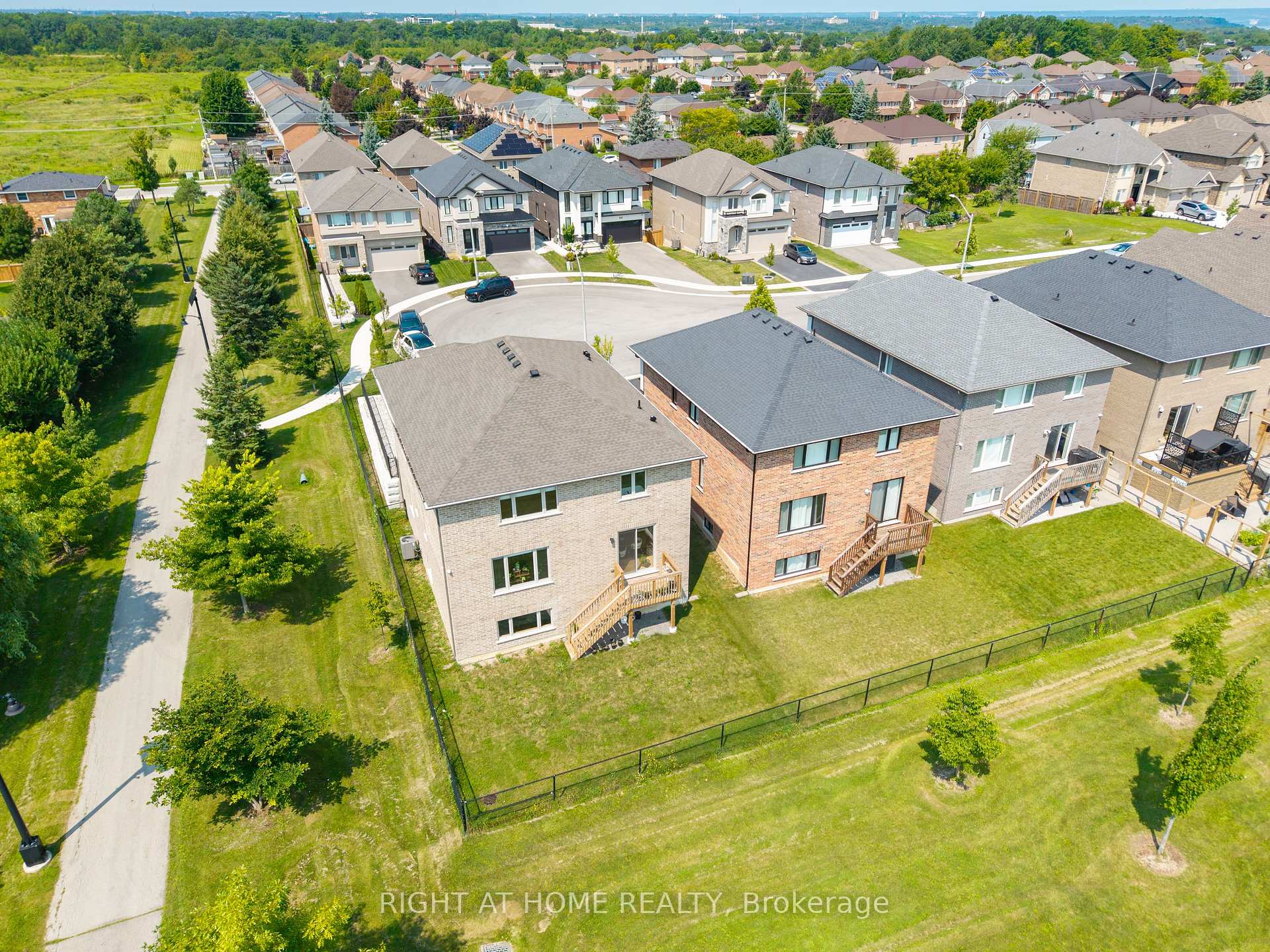 Photo 5 of 34 Hampshire Place, Hamilton, Stoney Creek Mountain — HOMEH