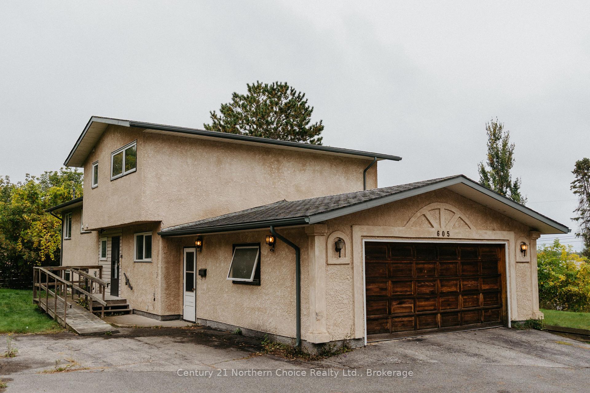 Photo 2 of 605 Ninth Street, Kenora, Keewatin — HOMEH