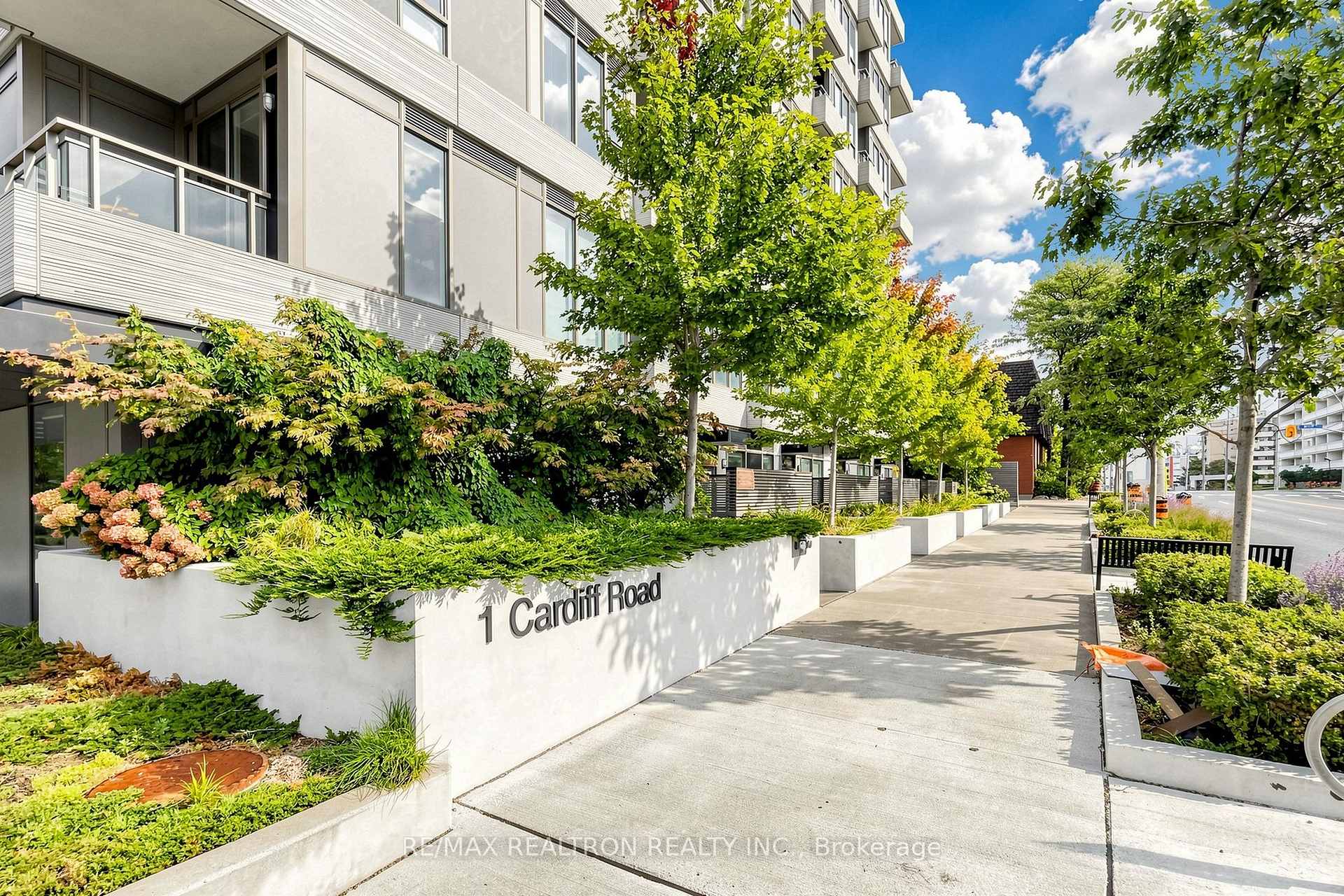 Photo 3 of Unit 308, 1 Cardiff Road, Toronto, Mount Pleasant East — HOMEH
