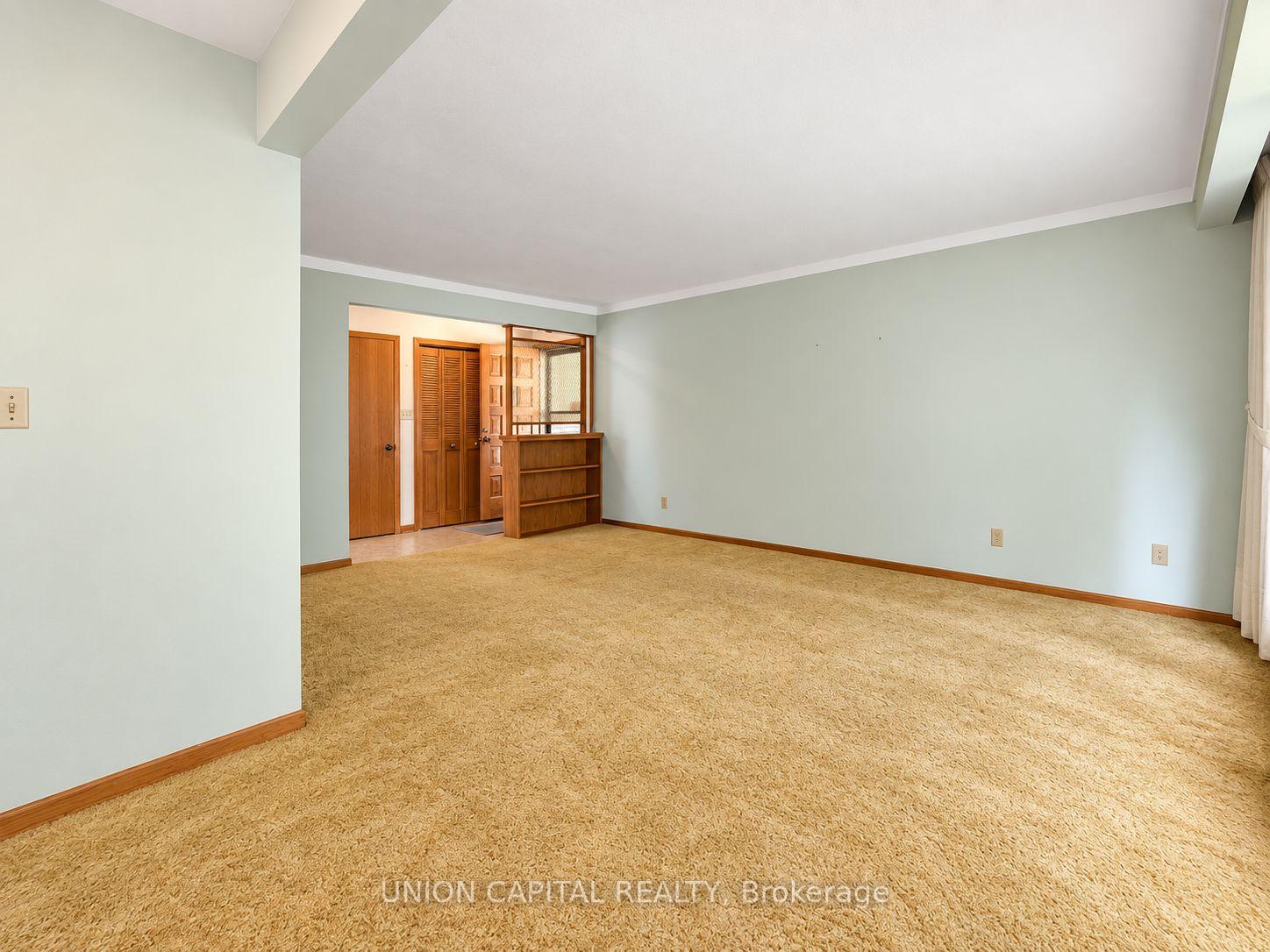 Photo 2 of 21 Croydon Drive, St. Catharines, Port Weller — HOMEH
