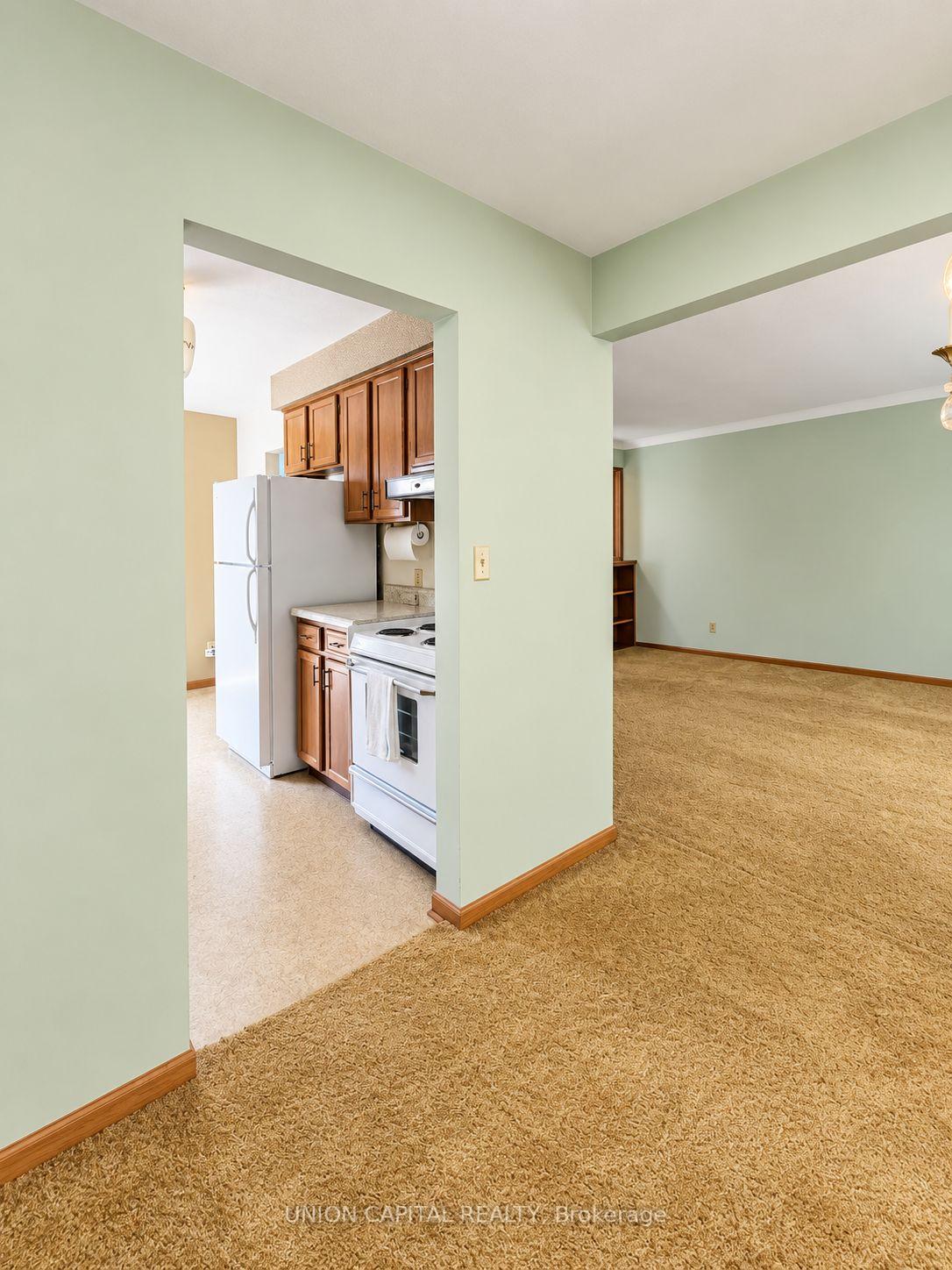 Photo 3 of 21 Croydon Drive, St. Catharines, Port Weller — HOMEH