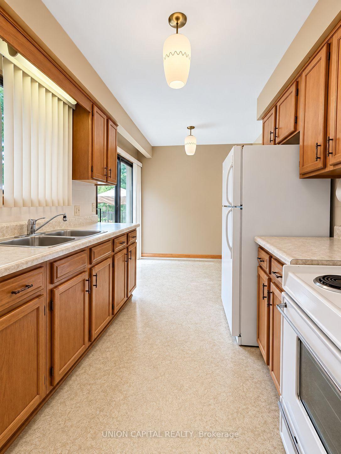 Photo 4 of 21 Croydon Drive, St. Catharines, Port Weller — HOMEH