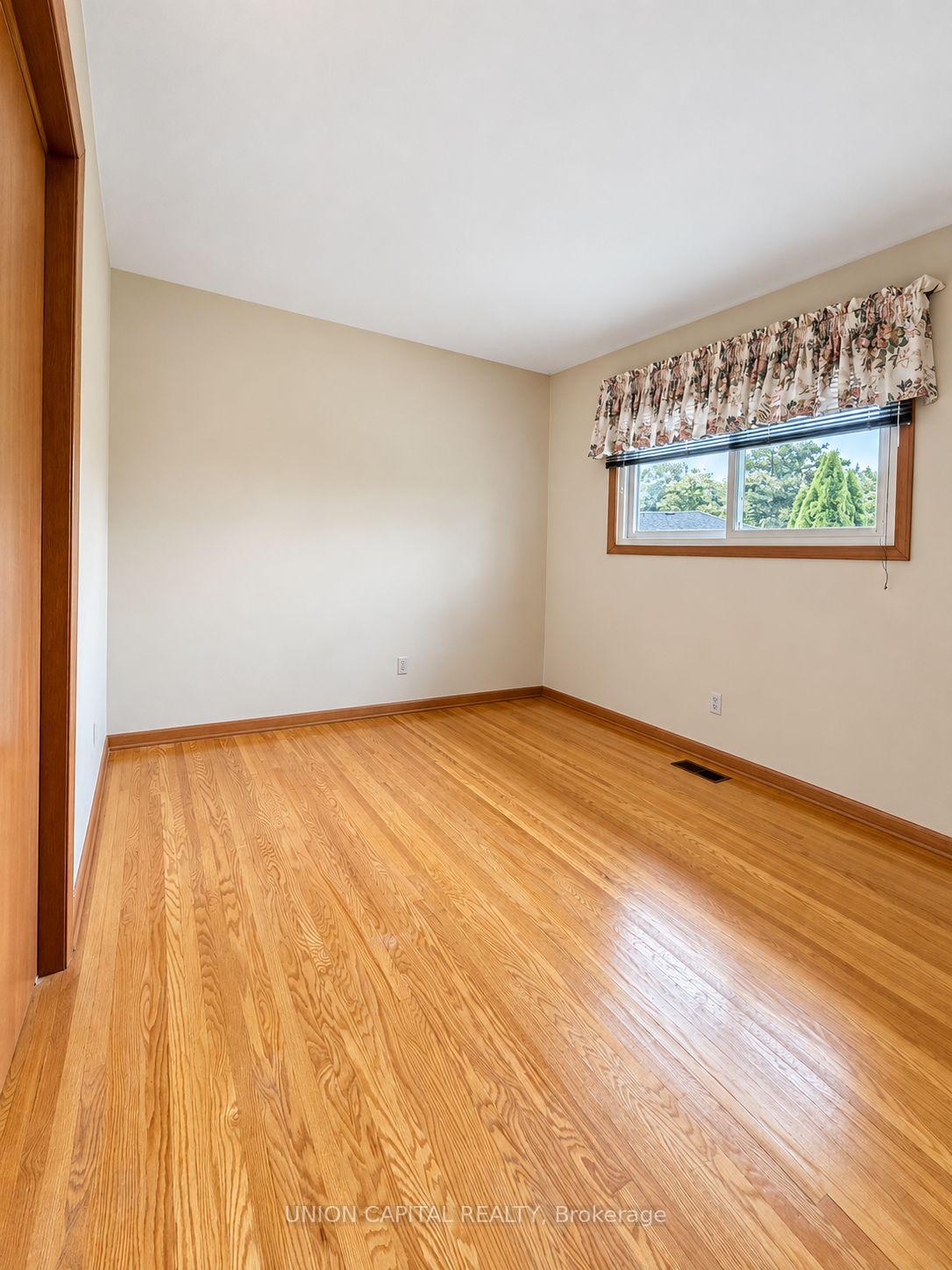 Photo 23 of 21 Croydon Drive, St. Catharines, Port Weller — HOMEH