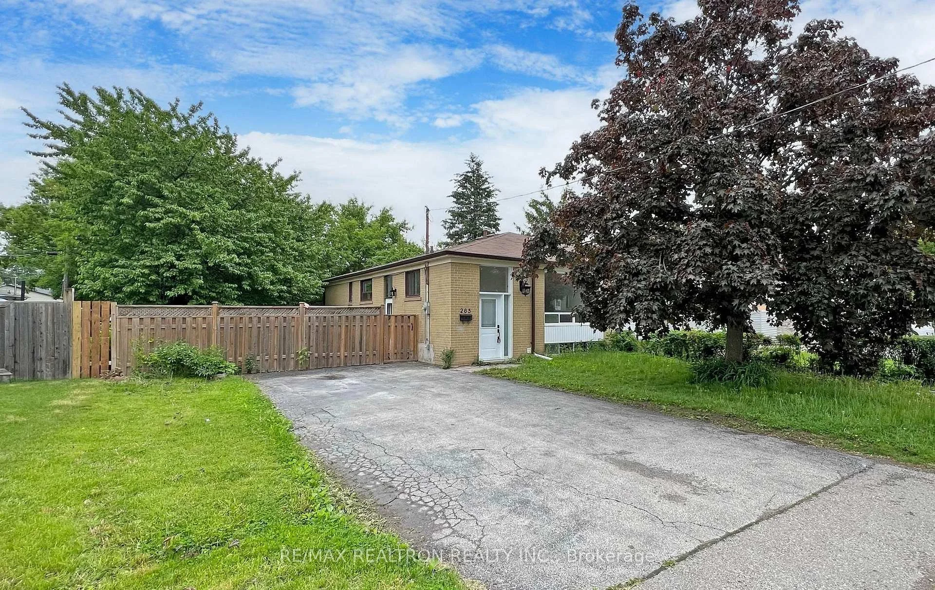 Front of Unit 1Bed BSMNT, 265 Browndale Crescent