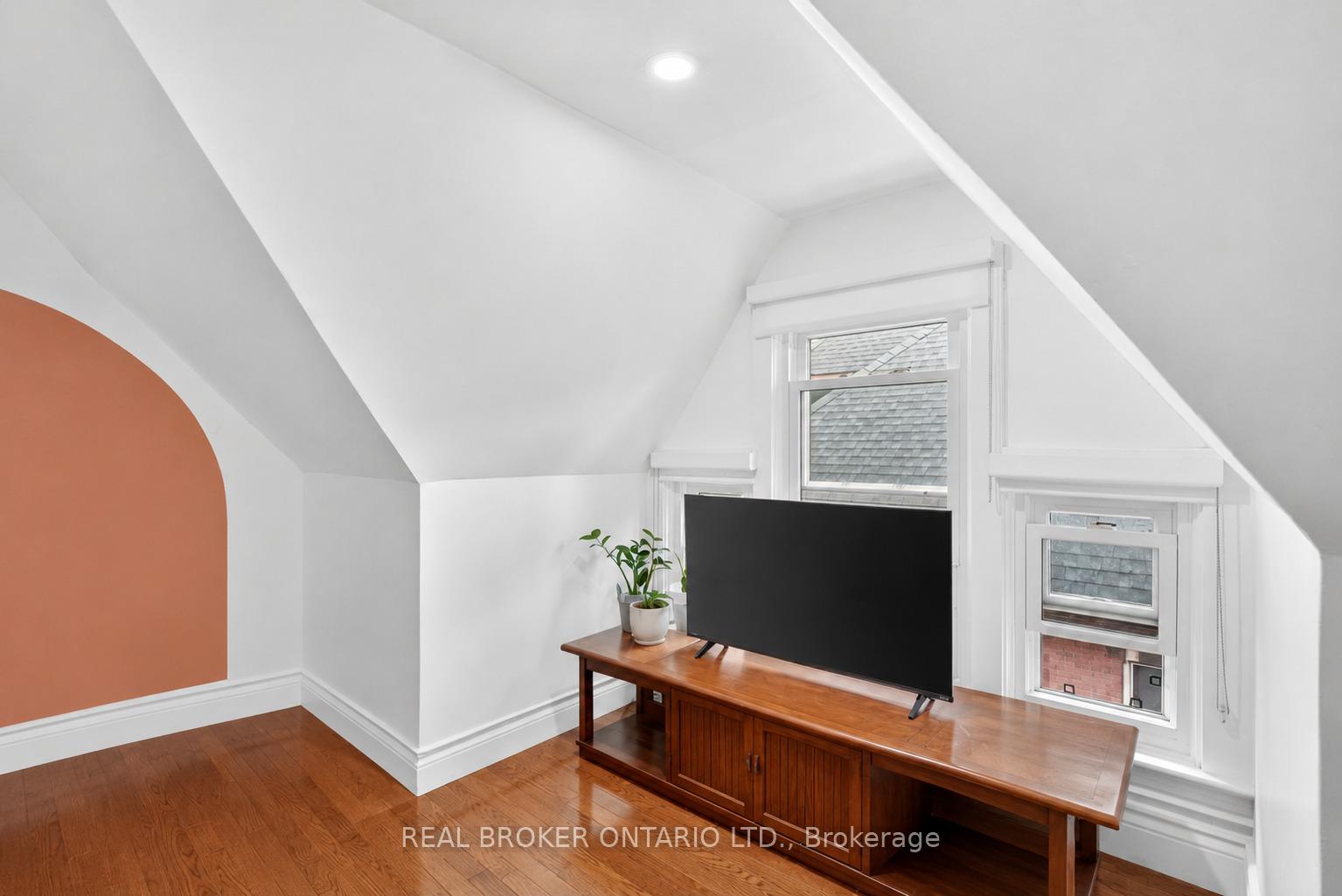 Photo 24 of 137 Sherman Avenue S, Hamilton, Blakeley — HOMEH
