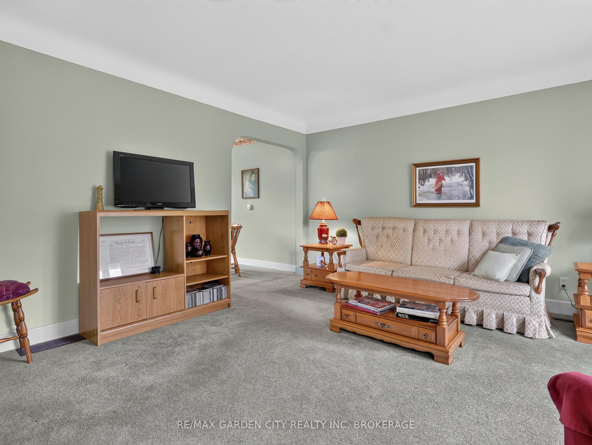 Photo 3 of 94 Jacobson Avenue, St. Catharines, Glendale/Glenridge — HOMEH
