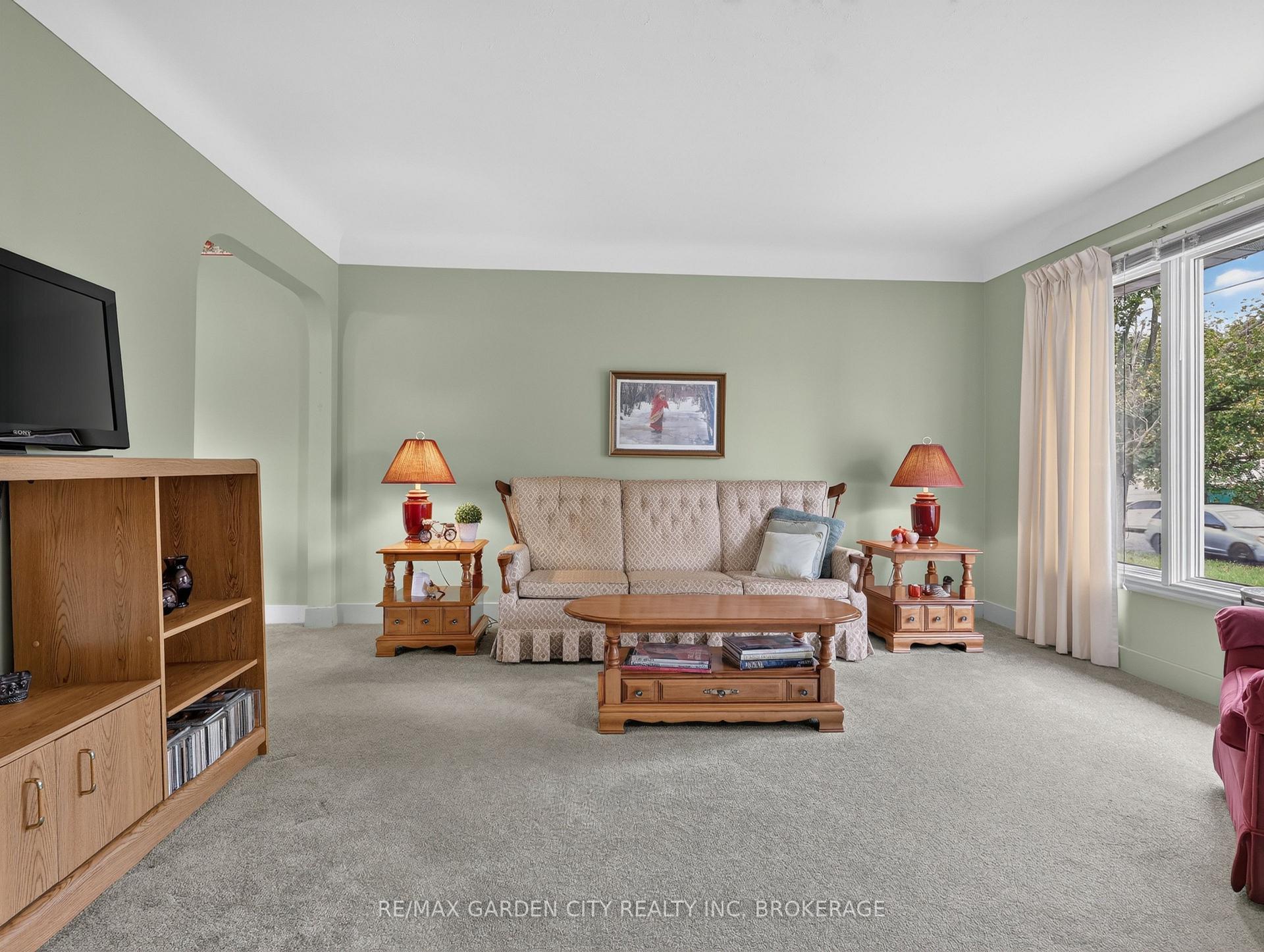 Photo 4 of 94 Jacobson Avenue, St. Catharines, Glendale/Glenridge — HOMEH