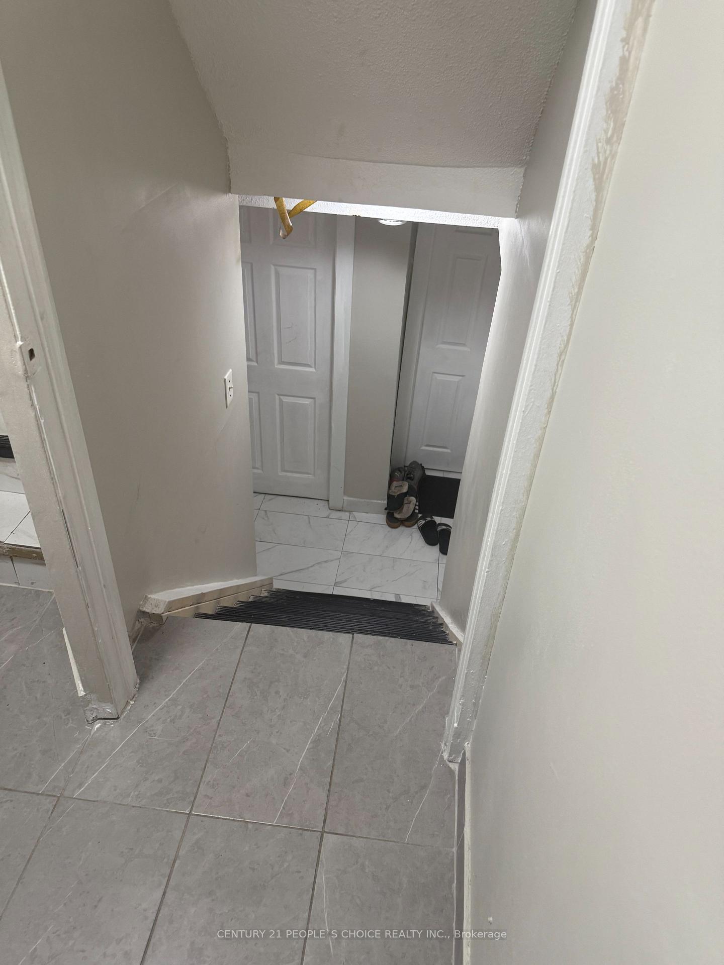 Photo 3 of 23 Deerpark Crescent, Brampton, Brampton West — HOMEH