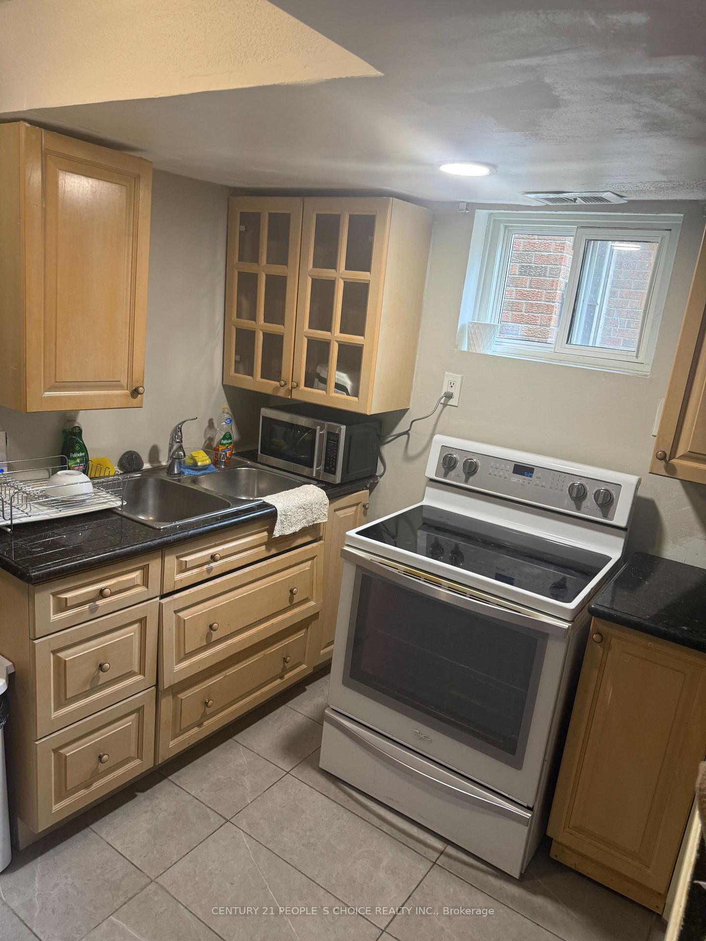 Photo 4 of 23 Deerpark Crescent, Brampton, Brampton West — HOMEH
