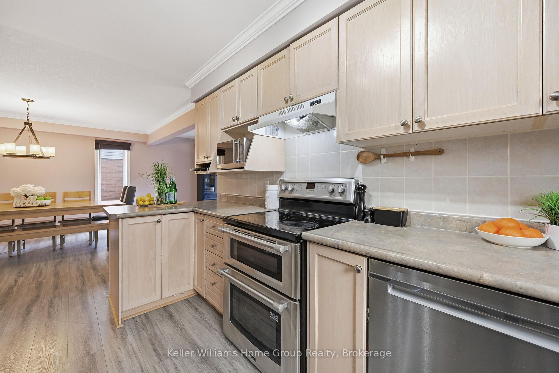 Photo 10 of 31 Vinifera Drive, Grimsby, Grimsby East — HOMEH