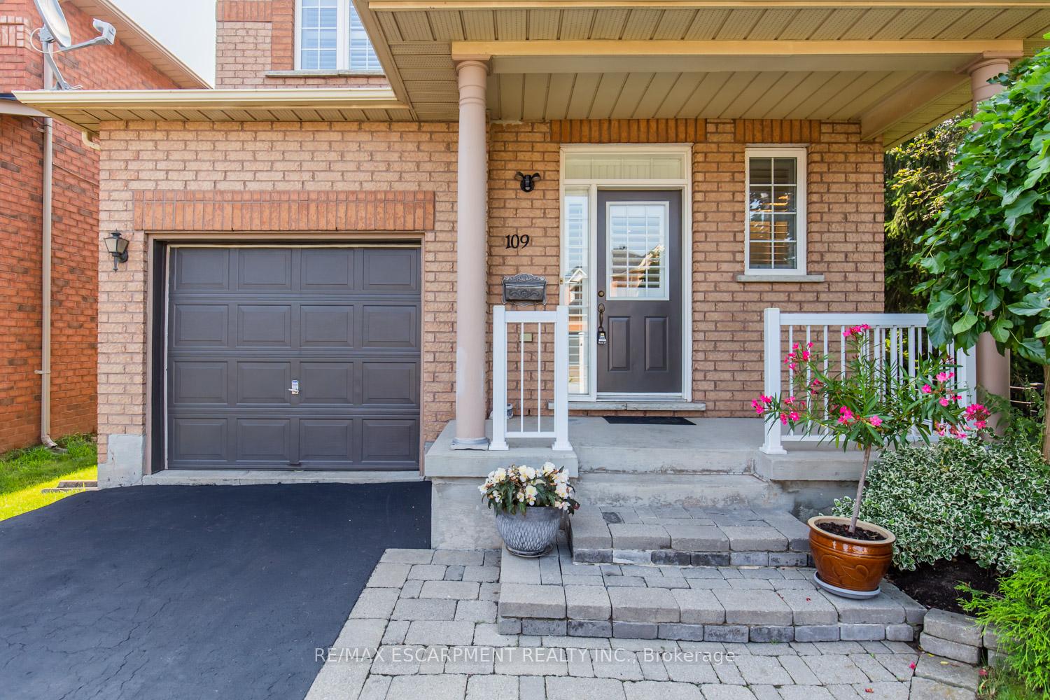 Photo 2 of 109 Peachwood Crescent, Hamilton, Stoney Creek — HOMEH