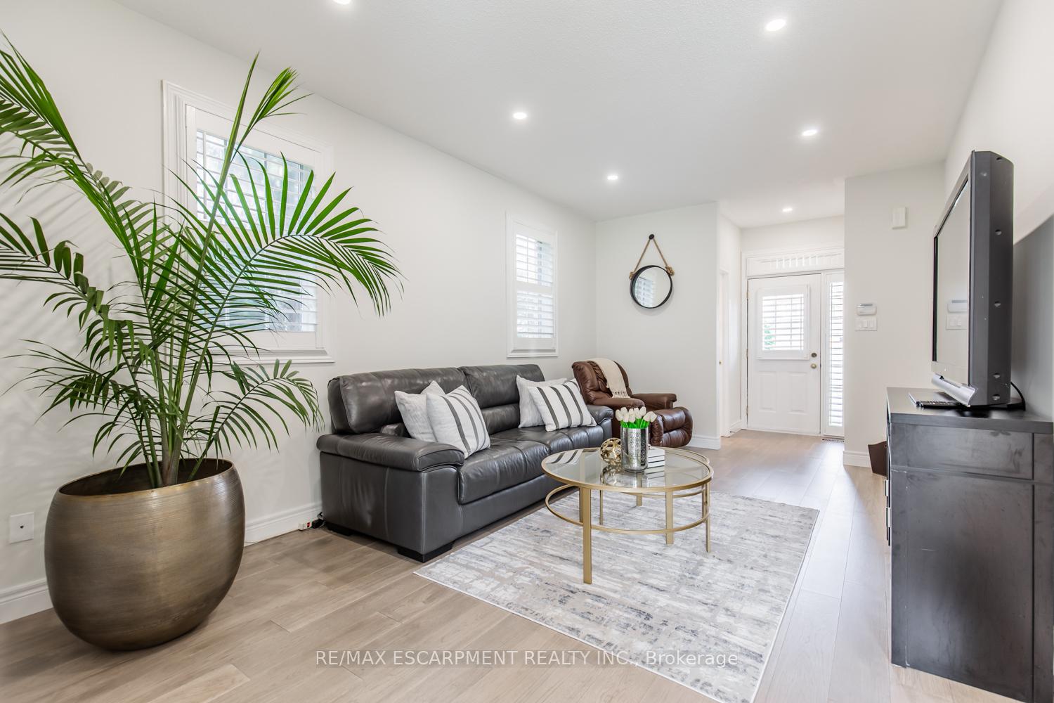 Photo 4 of 109 Peachwood Crescent, Hamilton, Stoney Creek — HOMEH