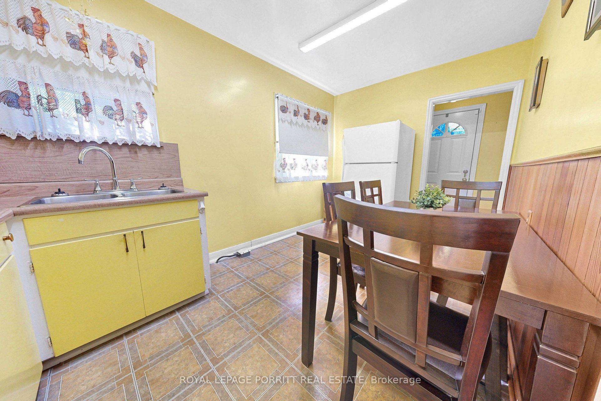 Photo 6 of 9 Putney Road, Etobicoke, Alderwood — HOMEH