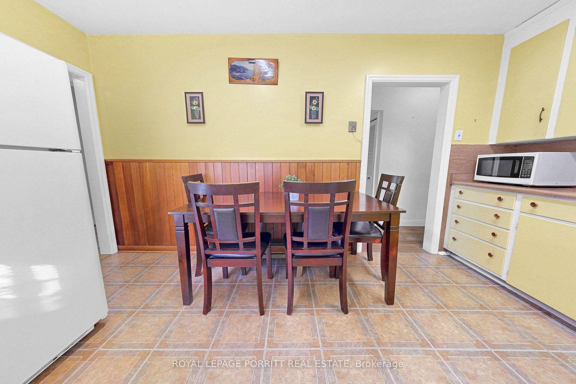 Photo 8 of 9 Putney Road, Etobicoke, Alderwood — HOMEH