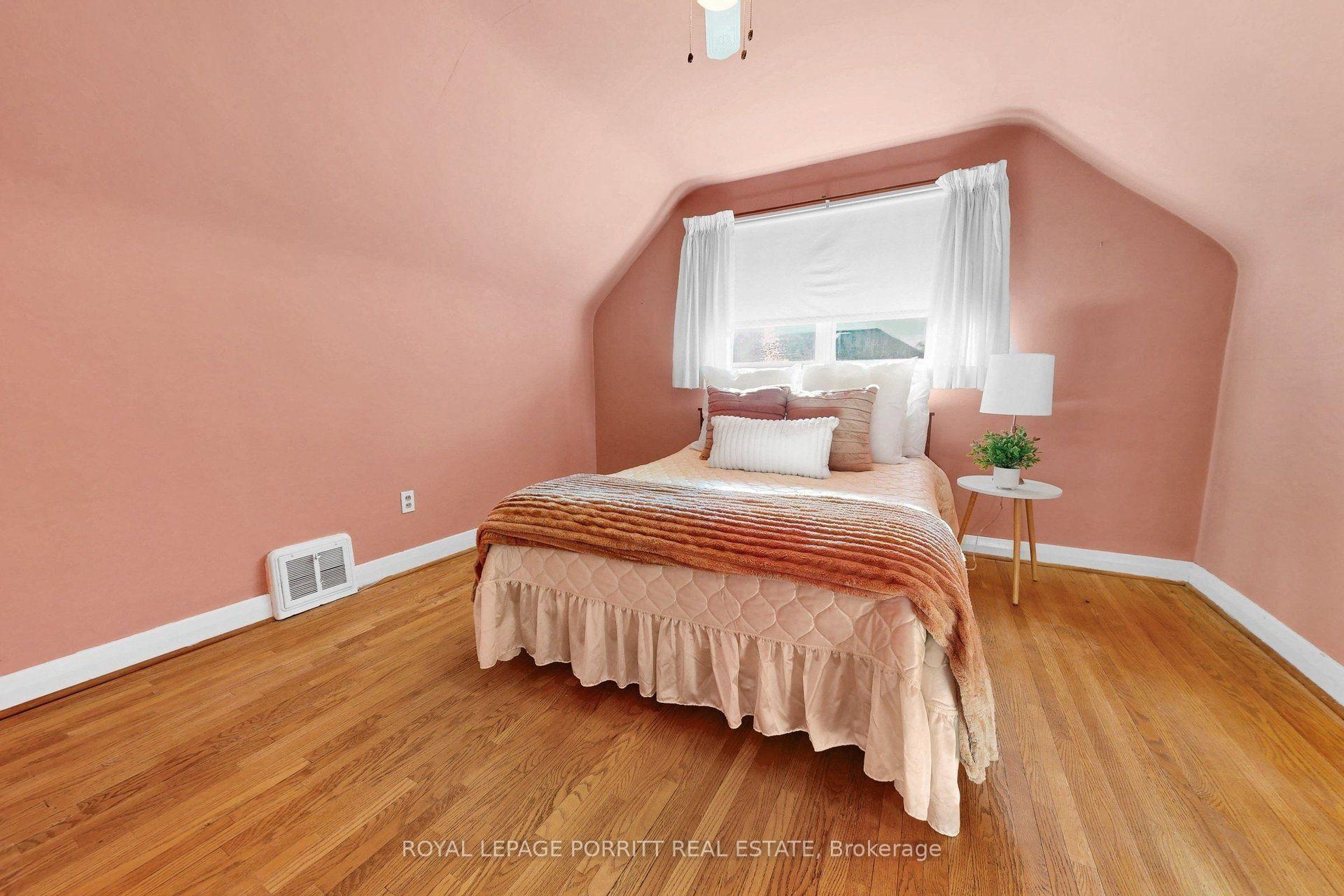 Photo 13 of 9 Putney Road, Etobicoke, Alderwood — HOMEH