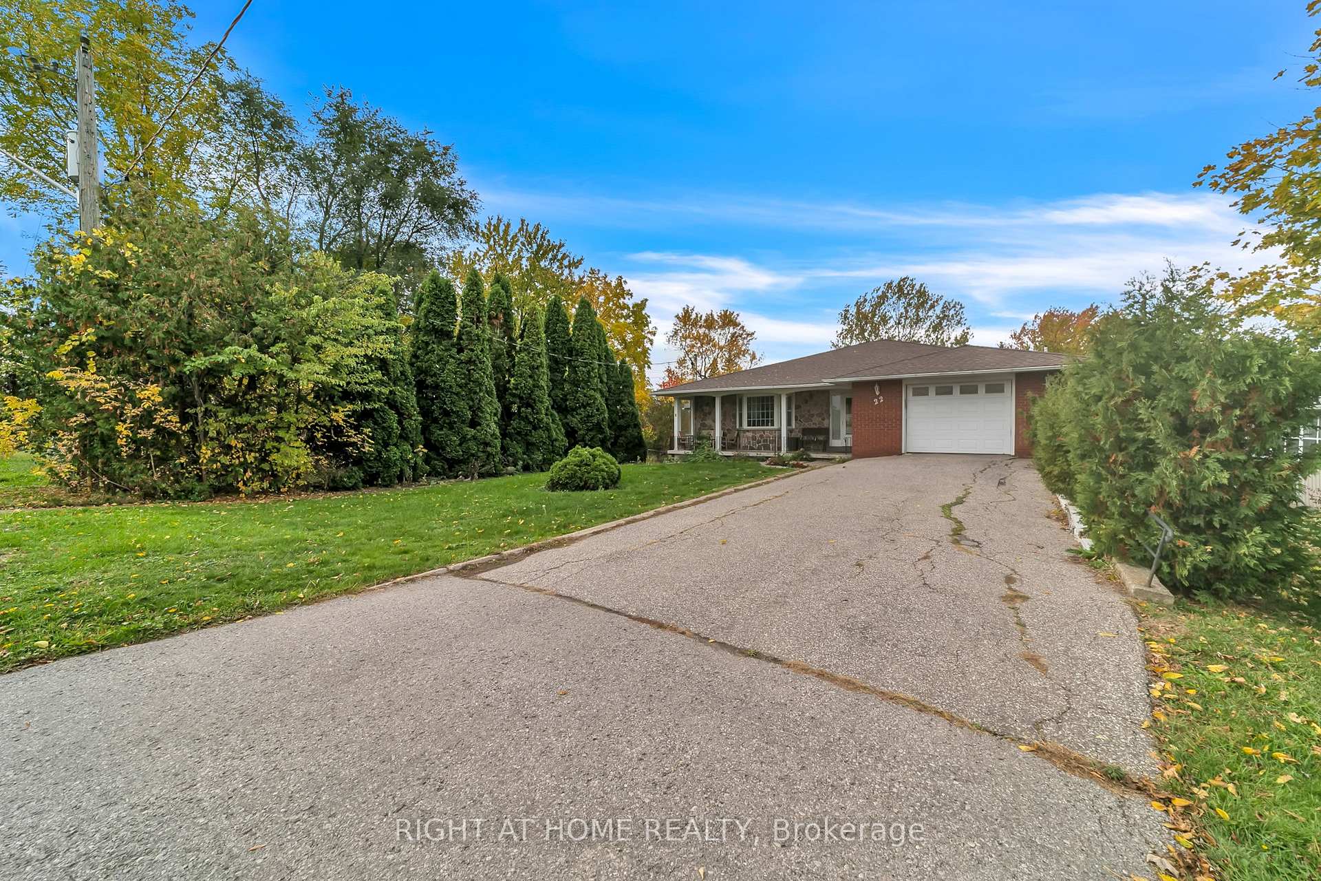 Photo 2 of 22 Hamilton Drive, Newmarket, Huron Heights-Leslie Valley — HOMEH