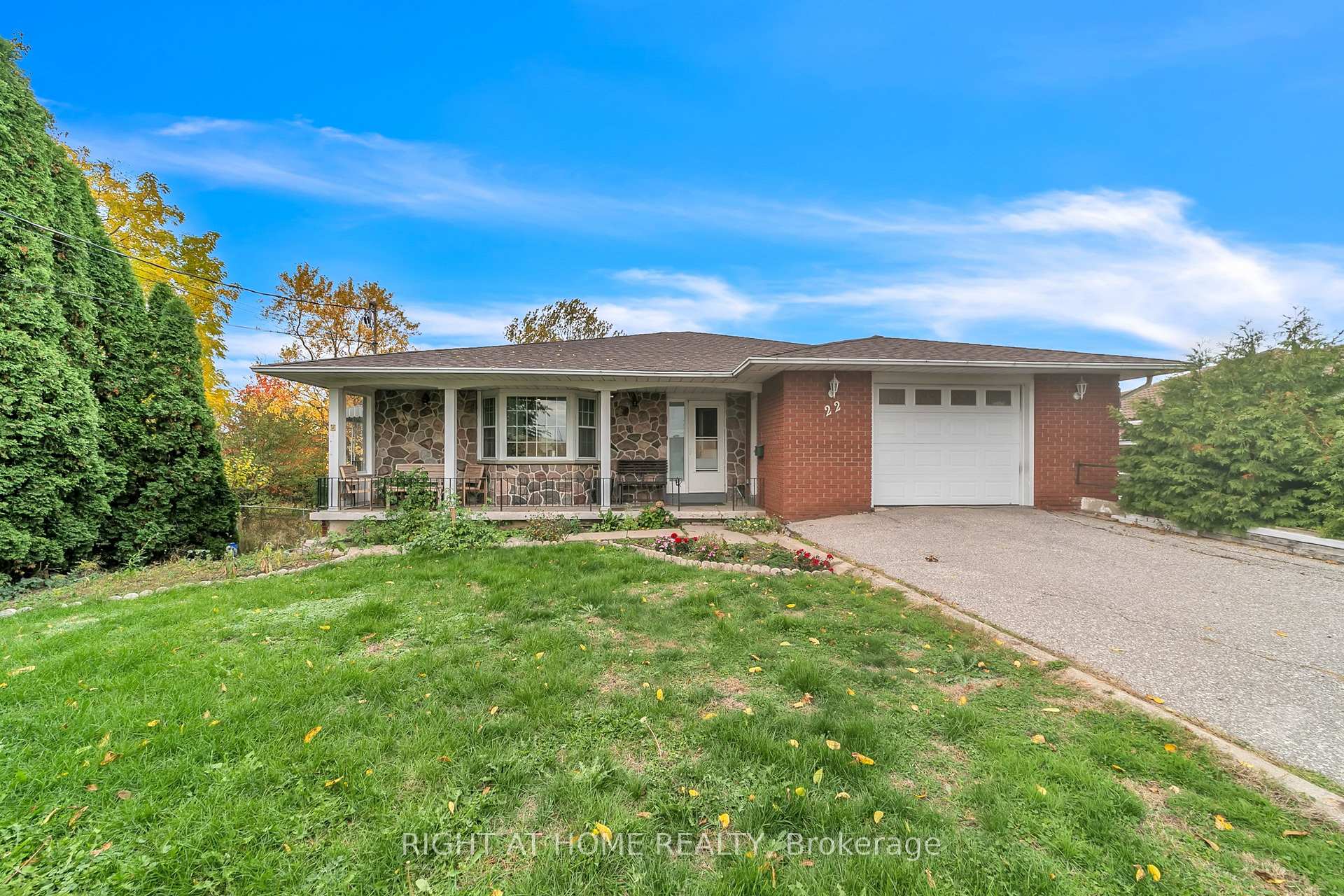 Photo 3 of 22 Hamilton Drive, Newmarket, Huron Heights-Leslie Valley — HOMEH