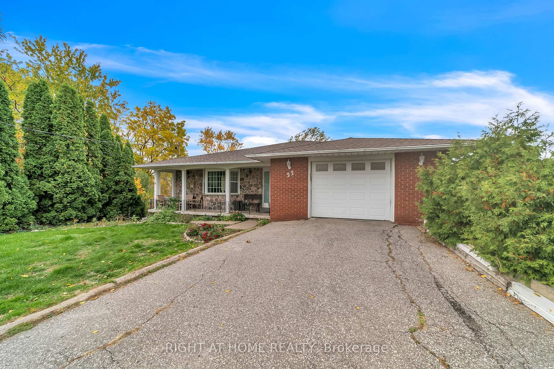 Photo 4 of 22 Hamilton Drive, Newmarket, Huron Heights-Leslie Valley — HOMEH