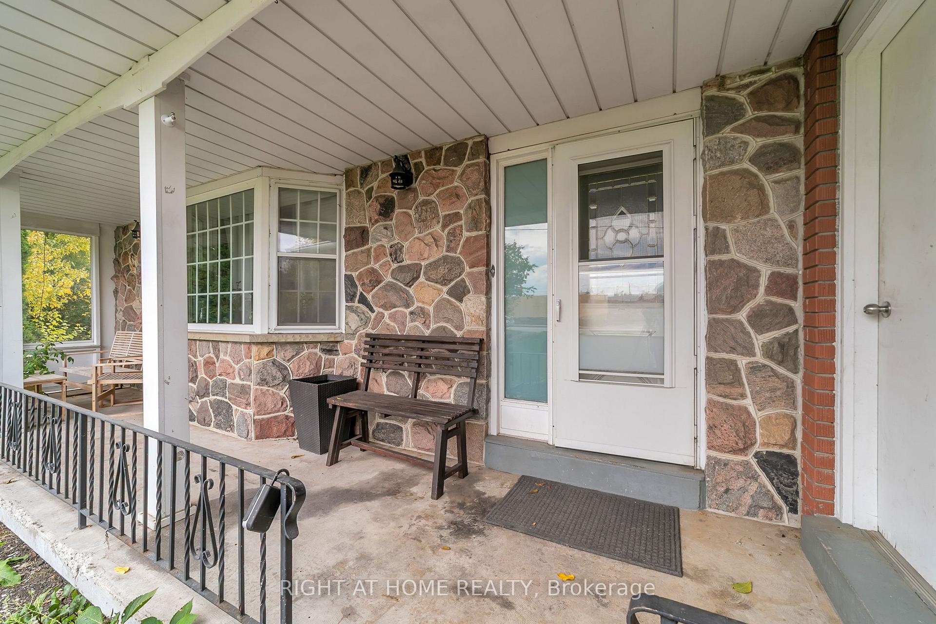 Photo 5 of 22 Hamilton Drive, Newmarket, Huron Heights-Leslie Valley — HOMEH