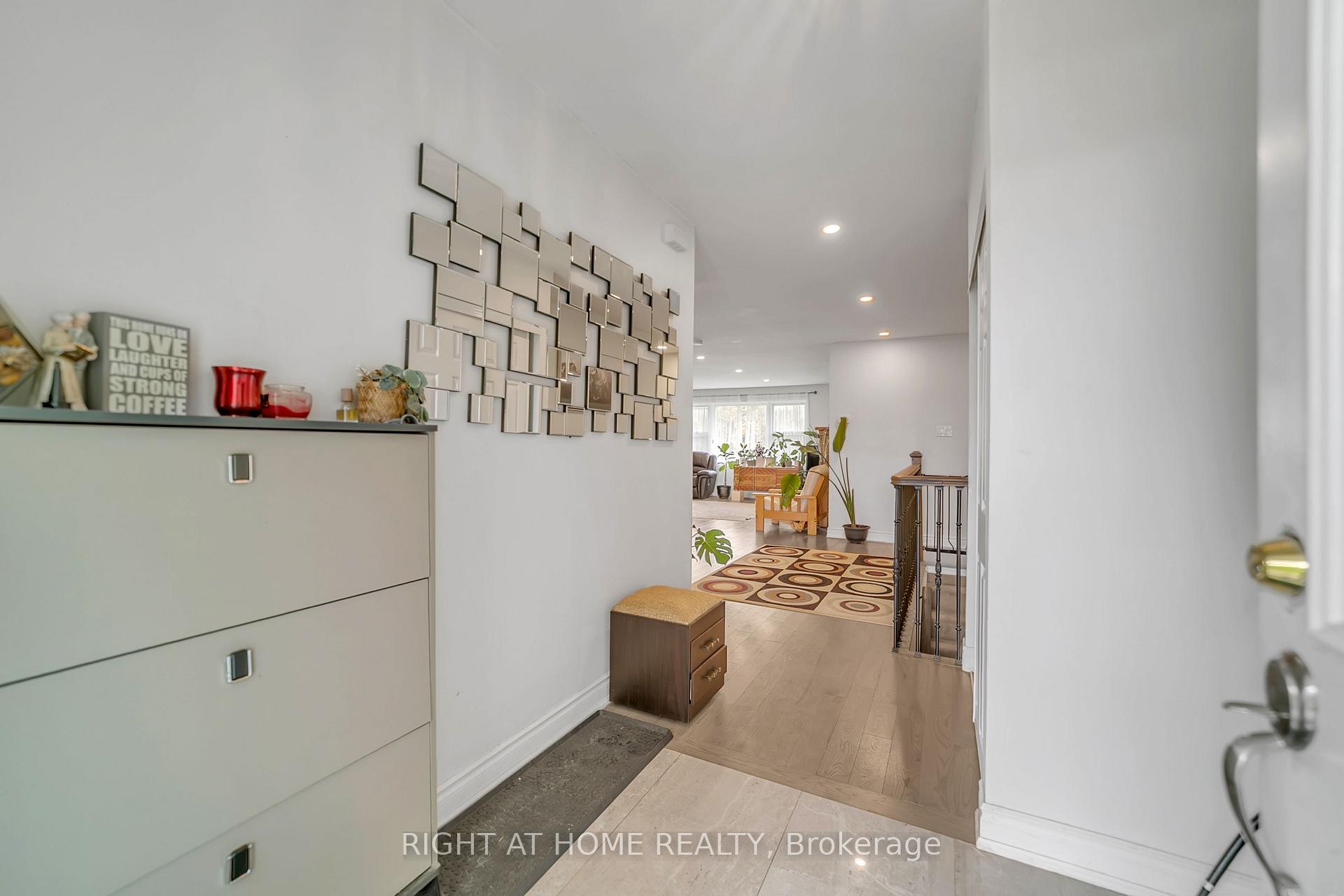 Photo 8 of 22 Hamilton Drive, Newmarket, Huron Heights-Leslie Valley — HOMEH