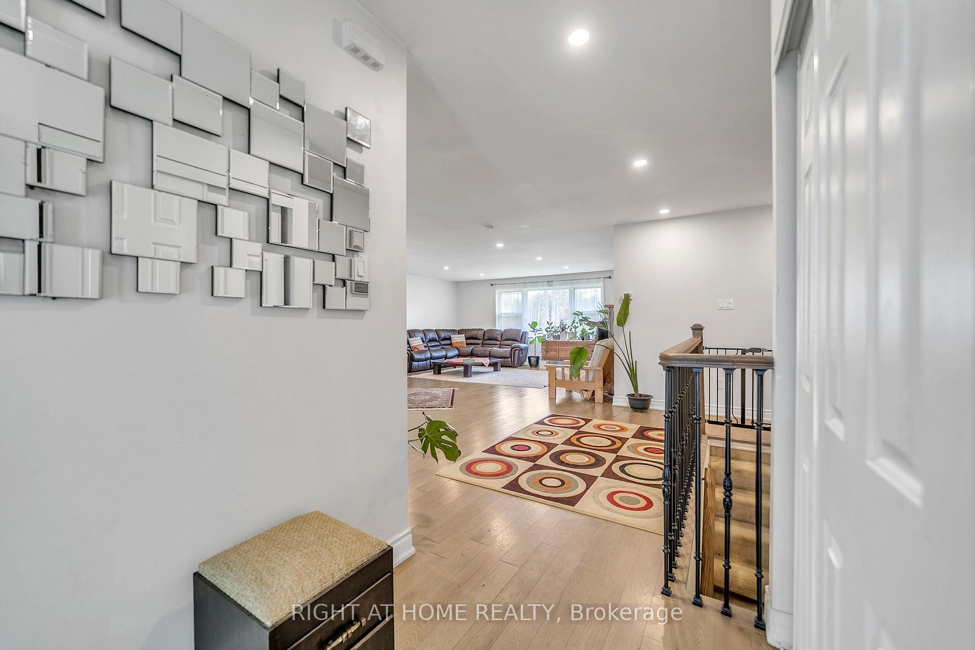 Photo 10 of 22 Hamilton Drive, Newmarket, Huron Heights-Leslie Valley — HOMEH