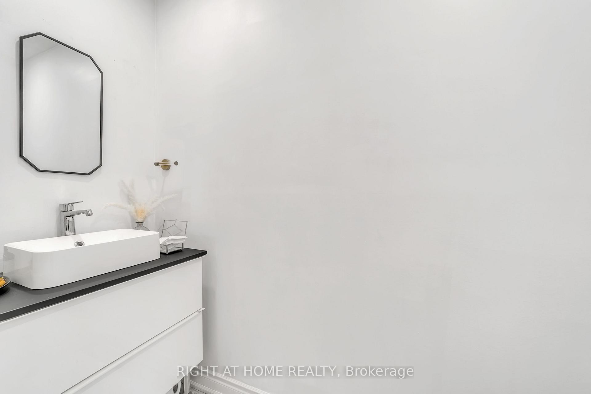 Photo 12 of 22 Hamilton Drive, Newmarket, Huron Heights-Leslie Valley — HOMEH