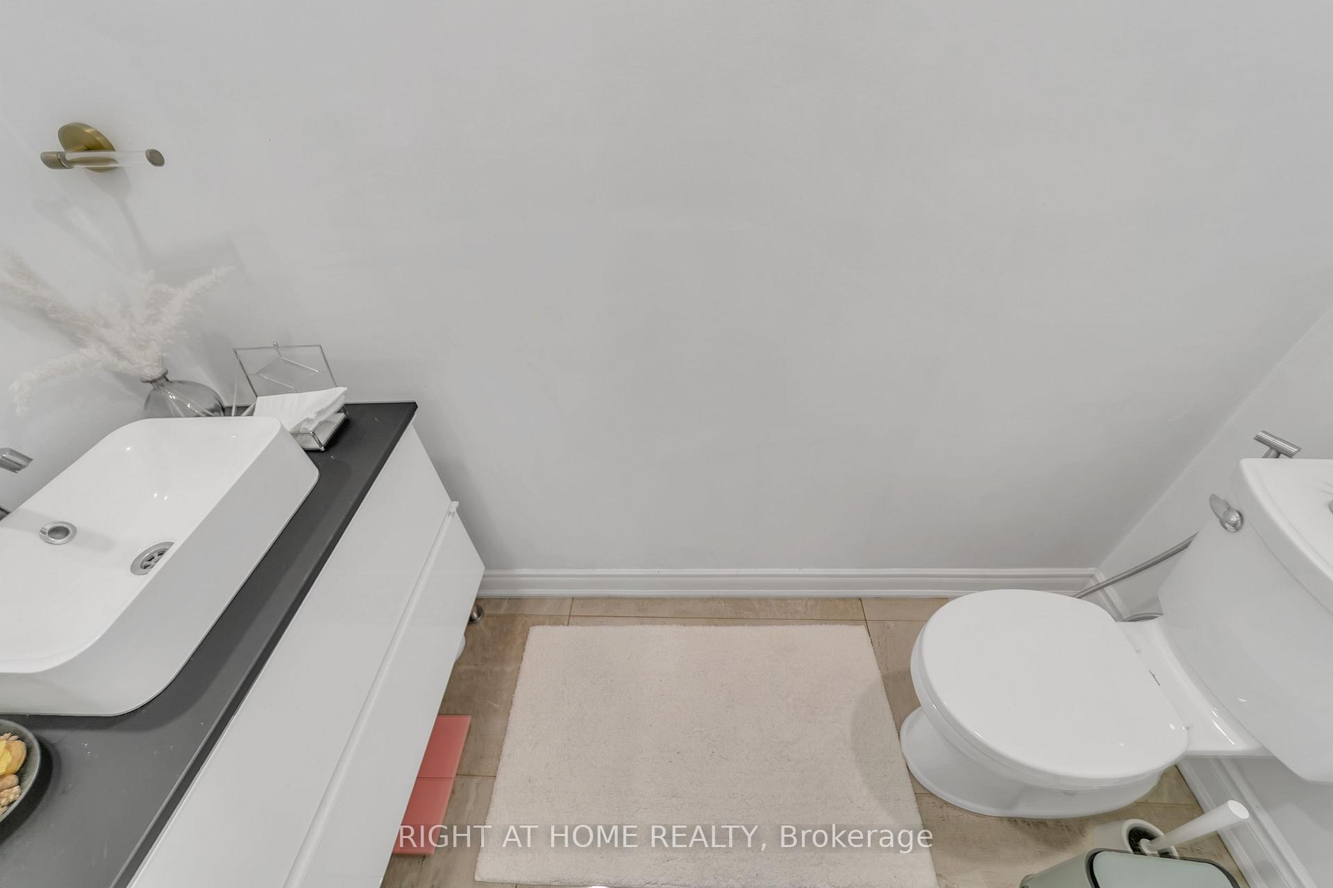 Photo 13 of 22 Hamilton Drive, Newmarket, Huron Heights-Leslie Valley — HOMEH