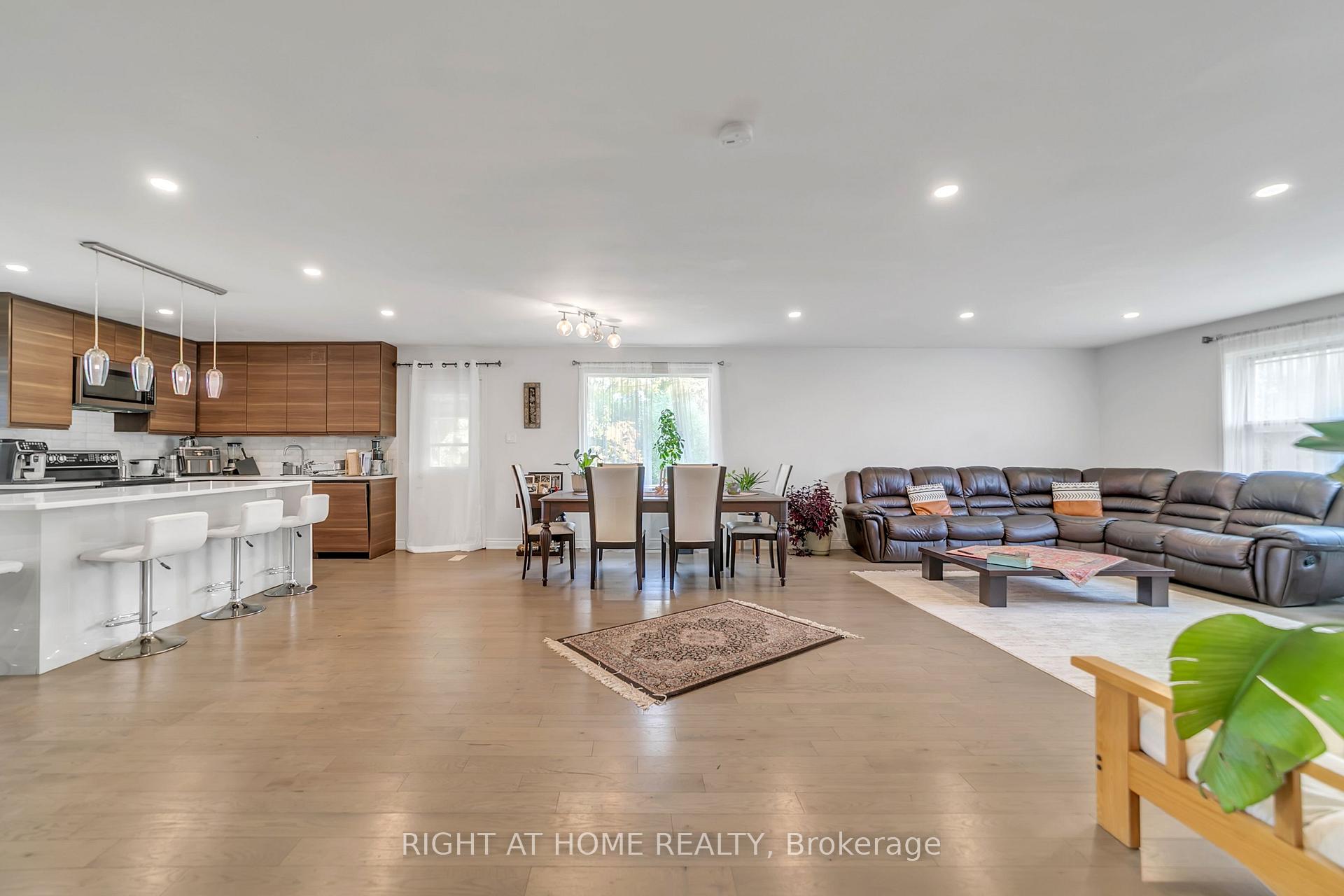 Photo 16 of 22 Hamilton Drive, Newmarket, Huron Heights-Leslie Valley — HOMEH