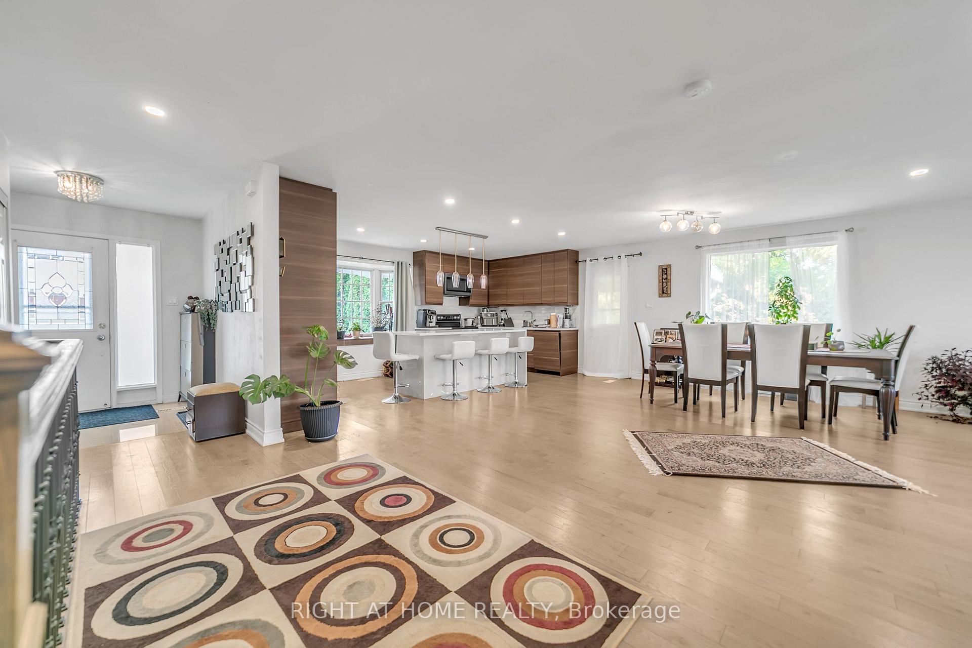 Photo 17 of 22 Hamilton Drive, Newmarket, Huron Heights-Leslie Valley — HOMEH
