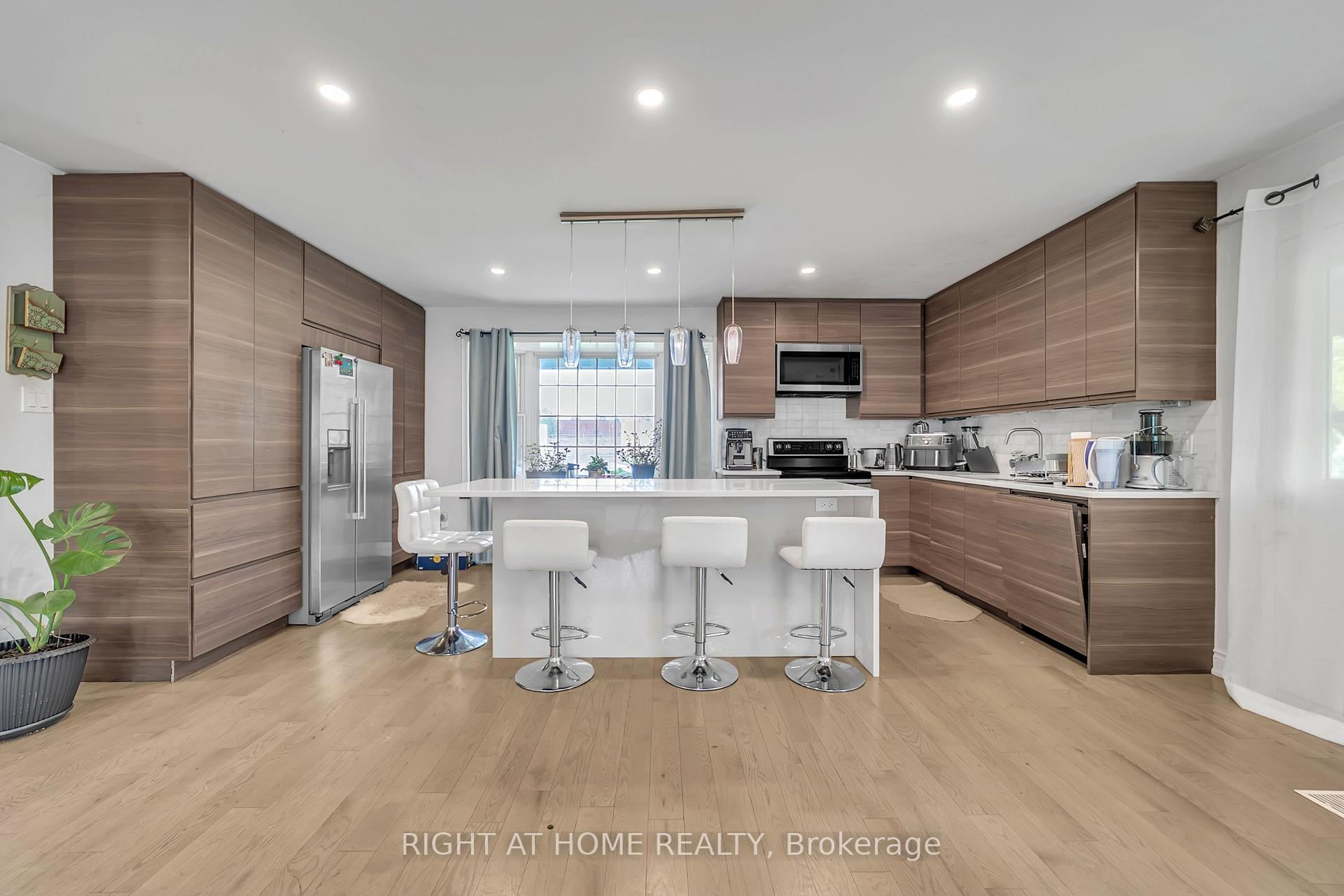 Photo 20 of 22 Hamilton Drive, Newmarket, Huron Heights-Leslie Valley — HOMEH