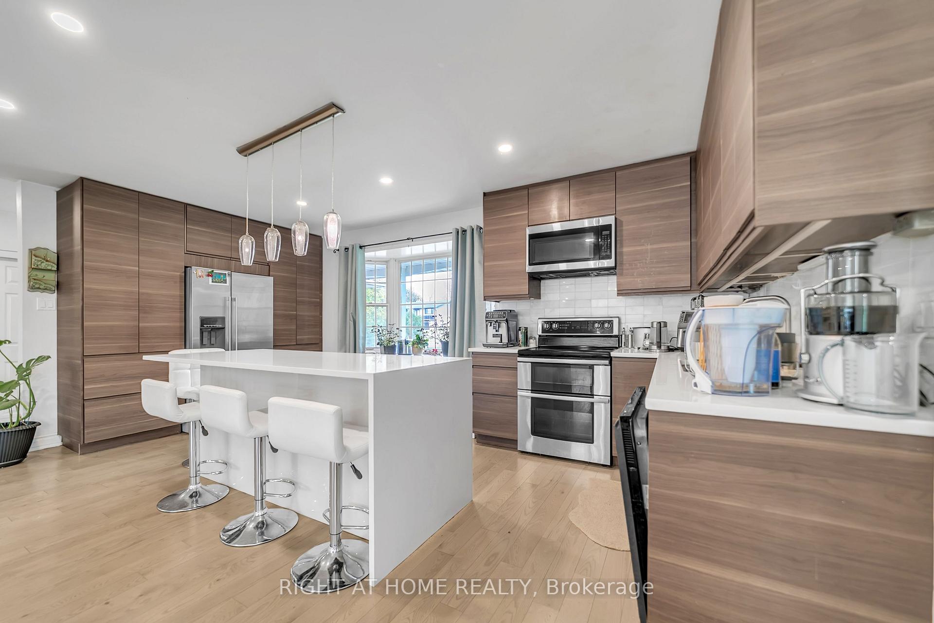 Photo 21 of 22 Hamilton Drive, Newmarket, Huron Heights-Leslie Valley — HOMEH
