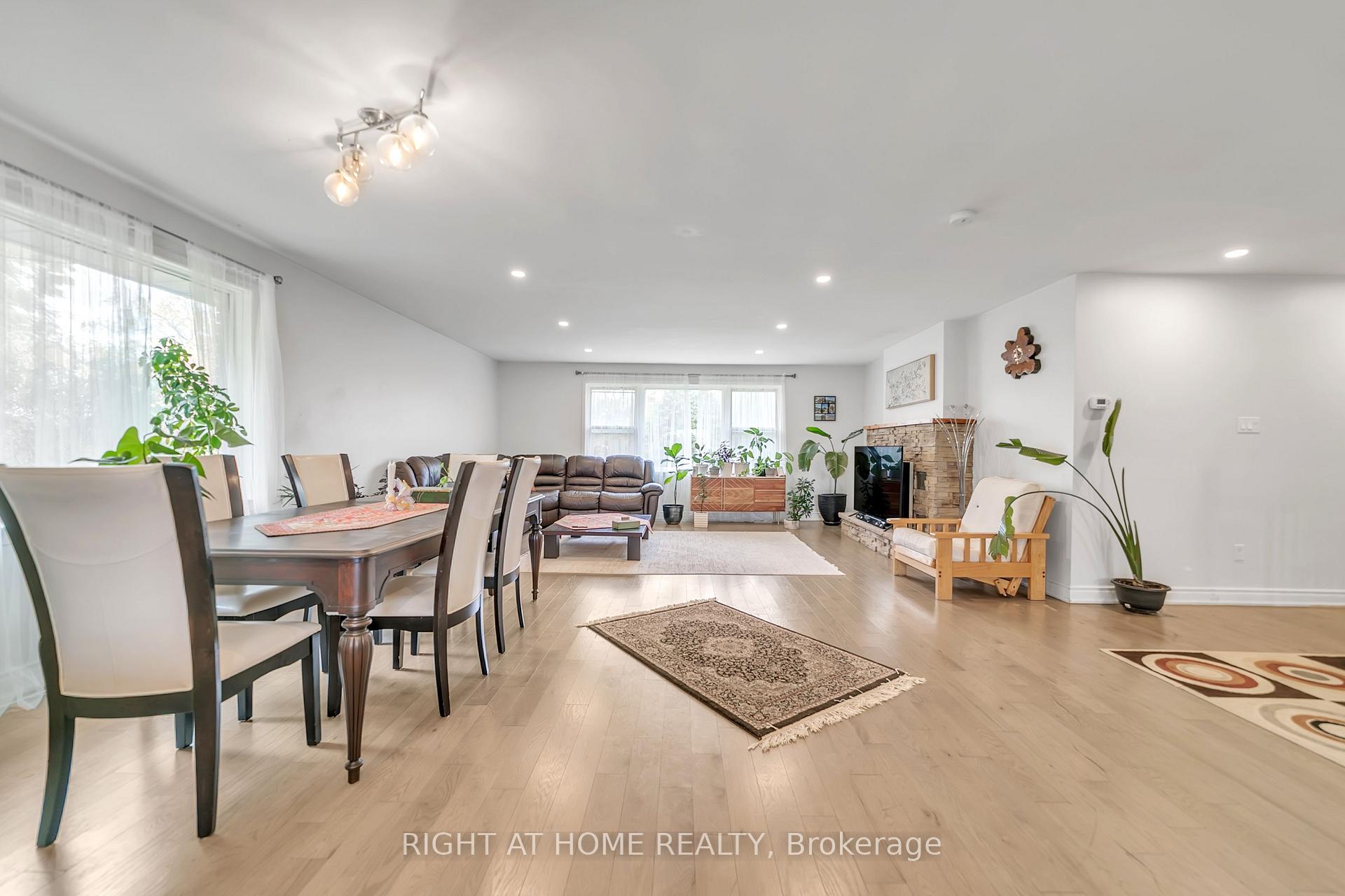 Photo 25 of 22 Hamilton Drive, Newmarket, Huron Heights-Leslie Valley — HOMEH