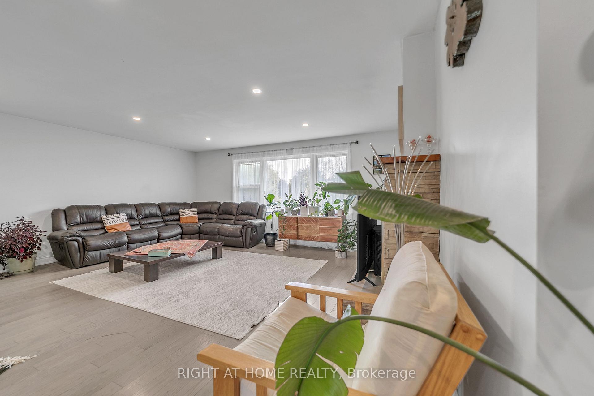Photo 26 of 22 Hamilton Drive, Newmarket, Huron Heights-Leslie Valley — HOMEH