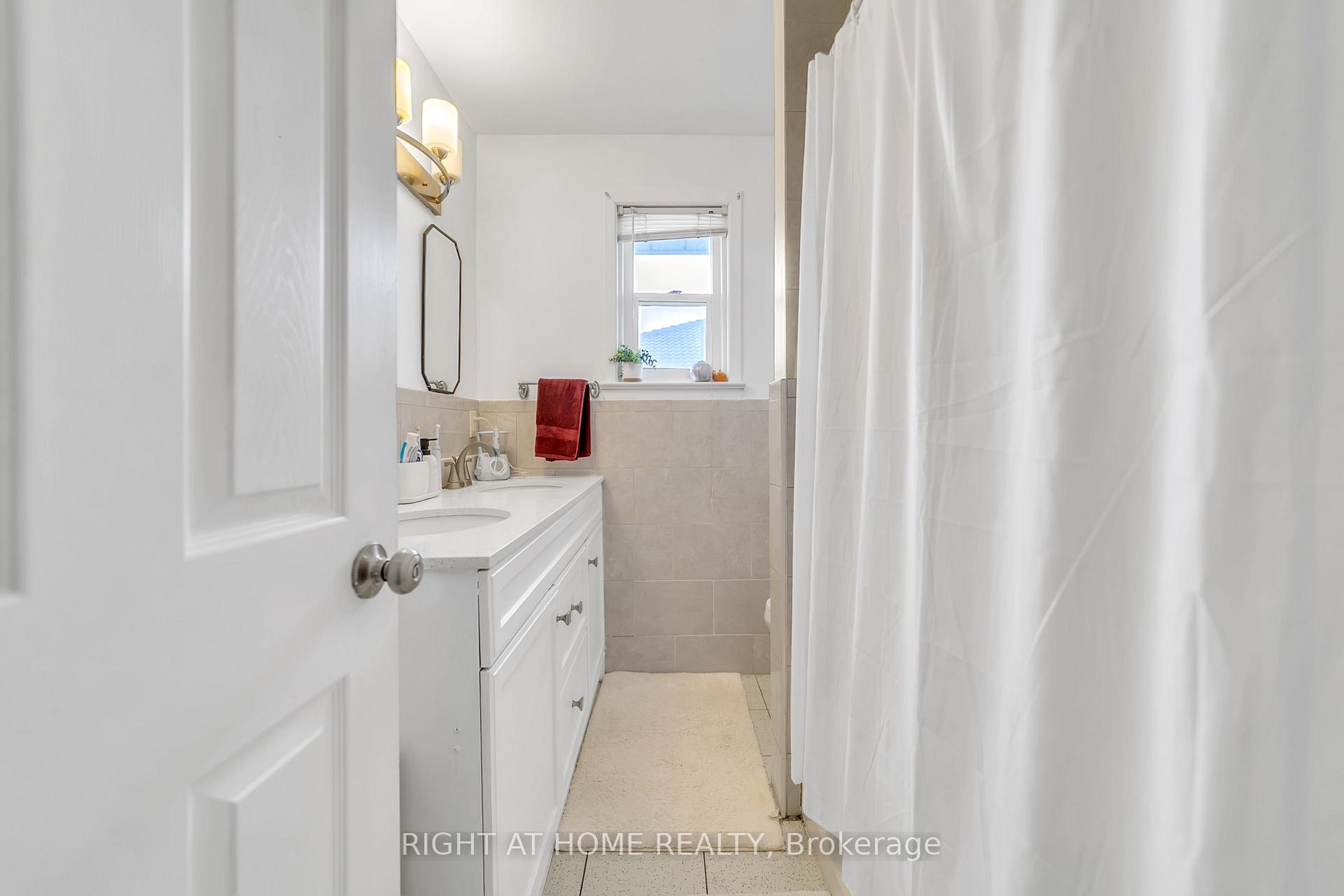 Photo 34 of 22 Hamilton Drive, Newmarket, Huron Heights-Leslie Valley — HOMEH
