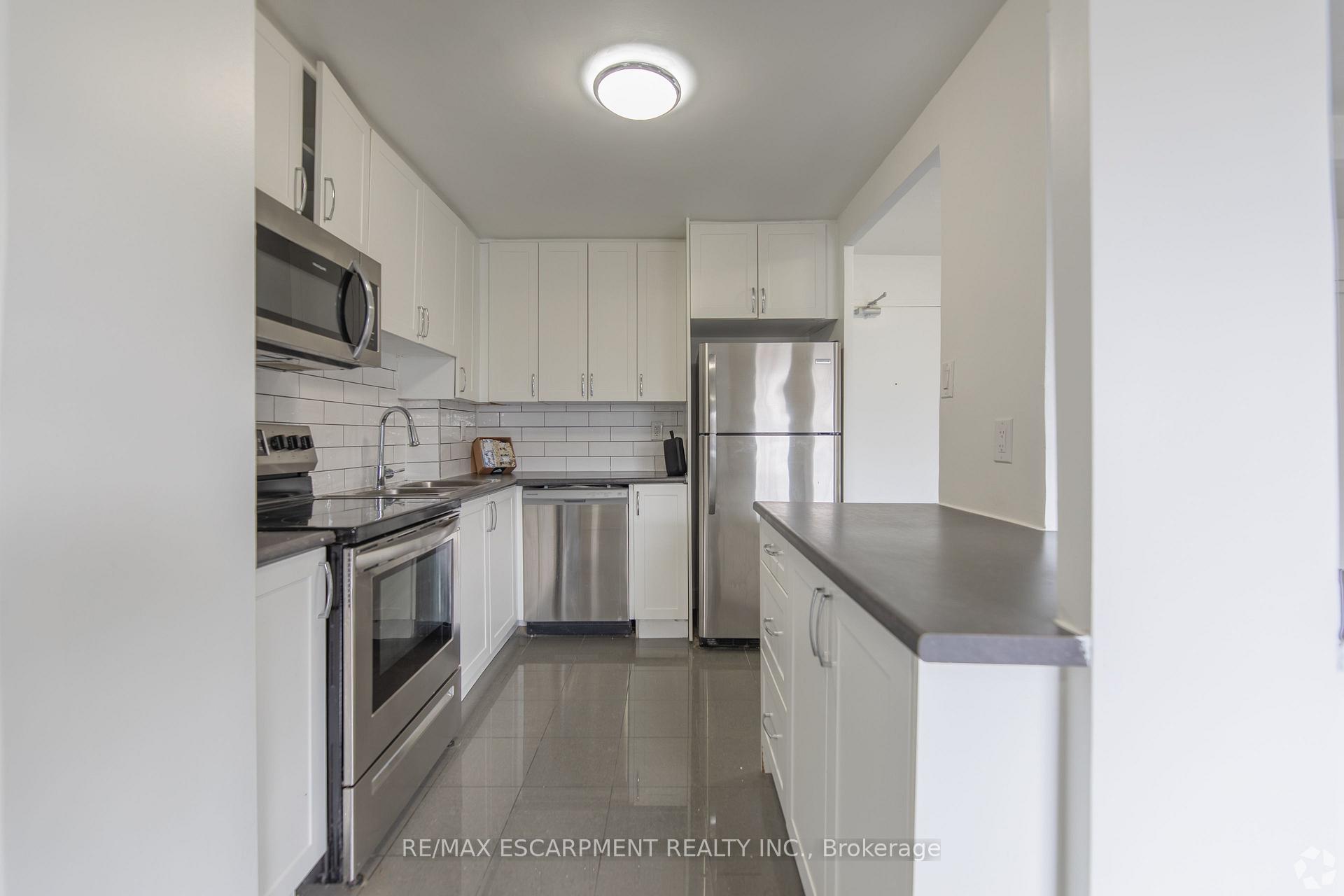 Front of Unit 707, 285 Erb Street W