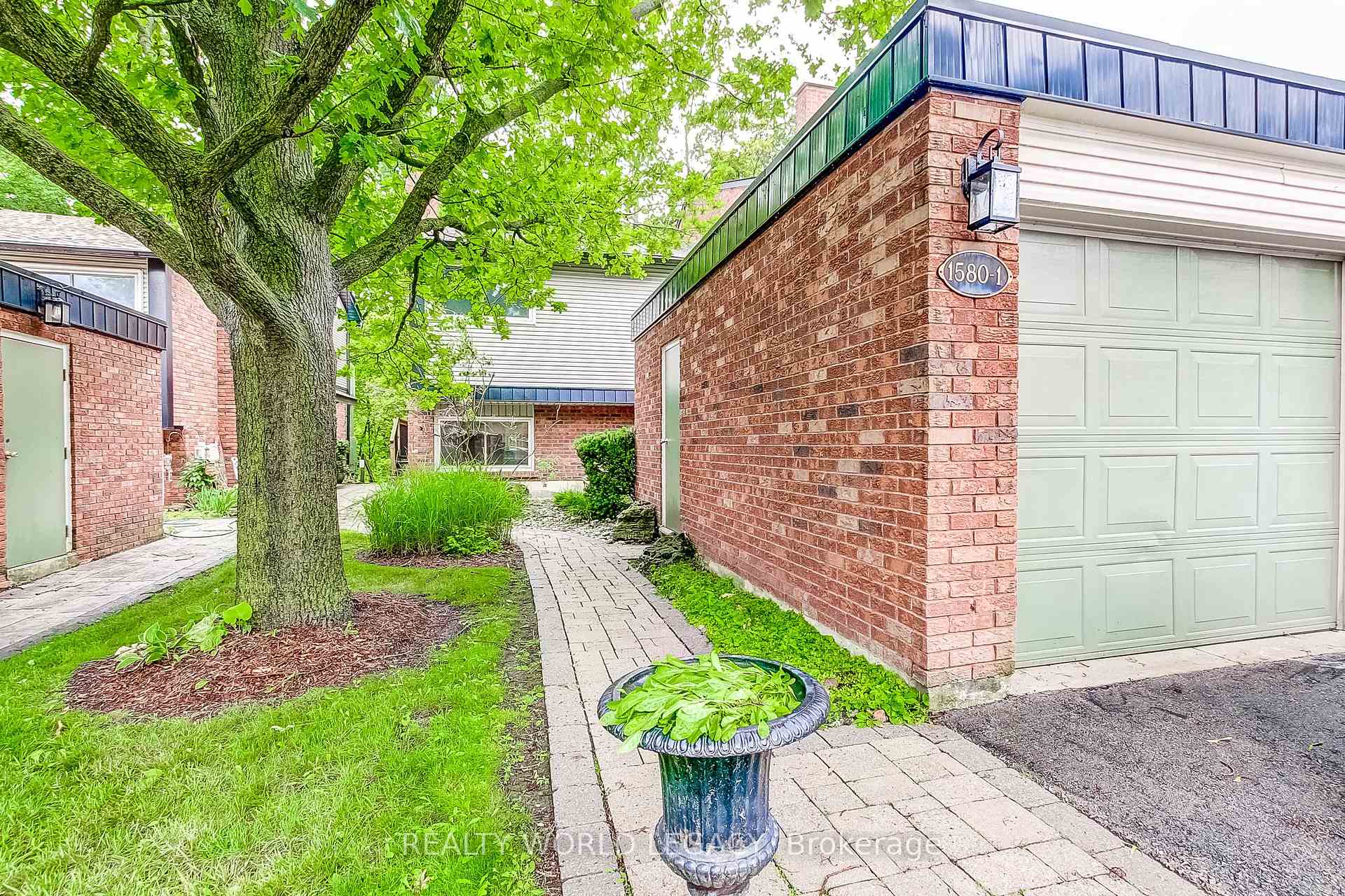 Photo 2 of Unit 1, 1580 Kerns Road, Burlington, Tyandaga — HOMEH