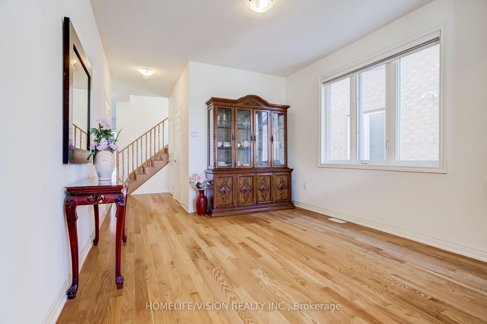 Photo 6 of 383 Royal West Drive, Brampton, Credit Valley — HOMEH