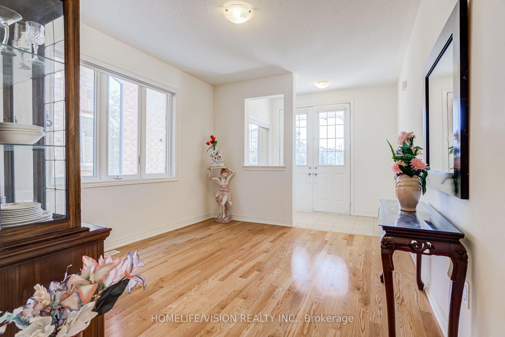 Photo 8 of 383 Royal West Drive, Brampton, Credit Valley — HOMEH