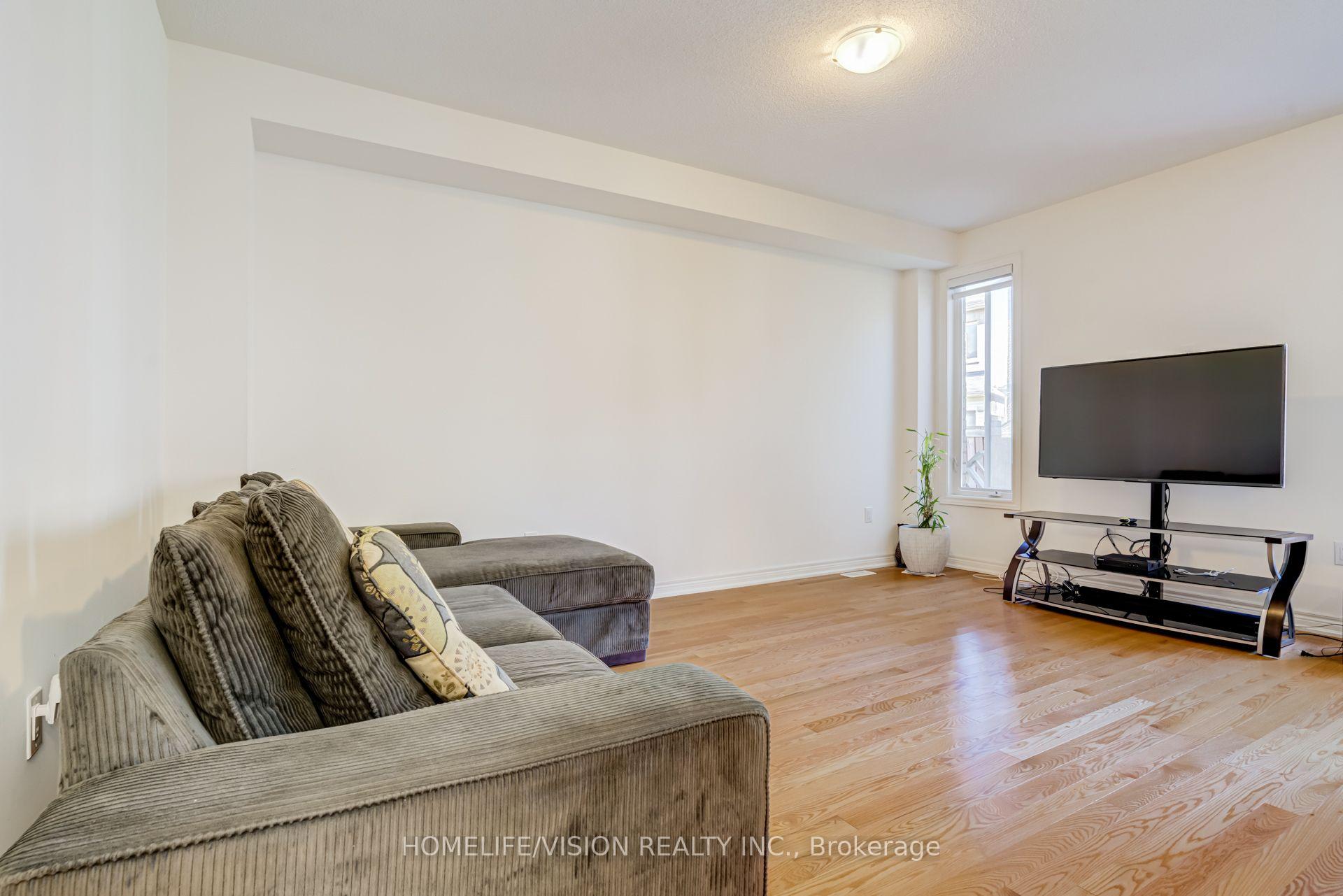 Photo 10 of 383 Royal West Drive, Brampton, Credit Valley — HOMEH