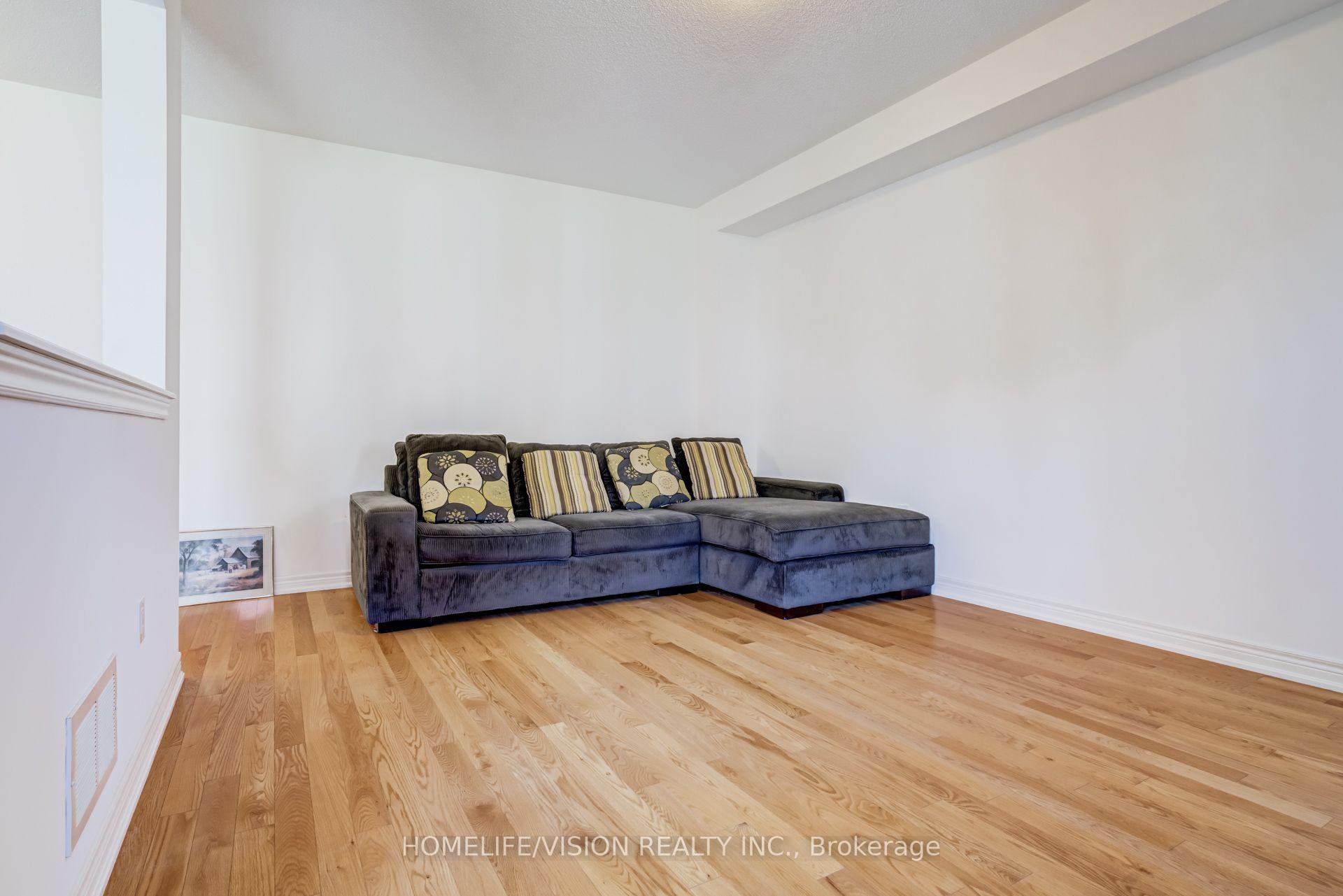 Photo 12 of 383 Royal West Drive, Brampton, Credit Valley — HOMEH