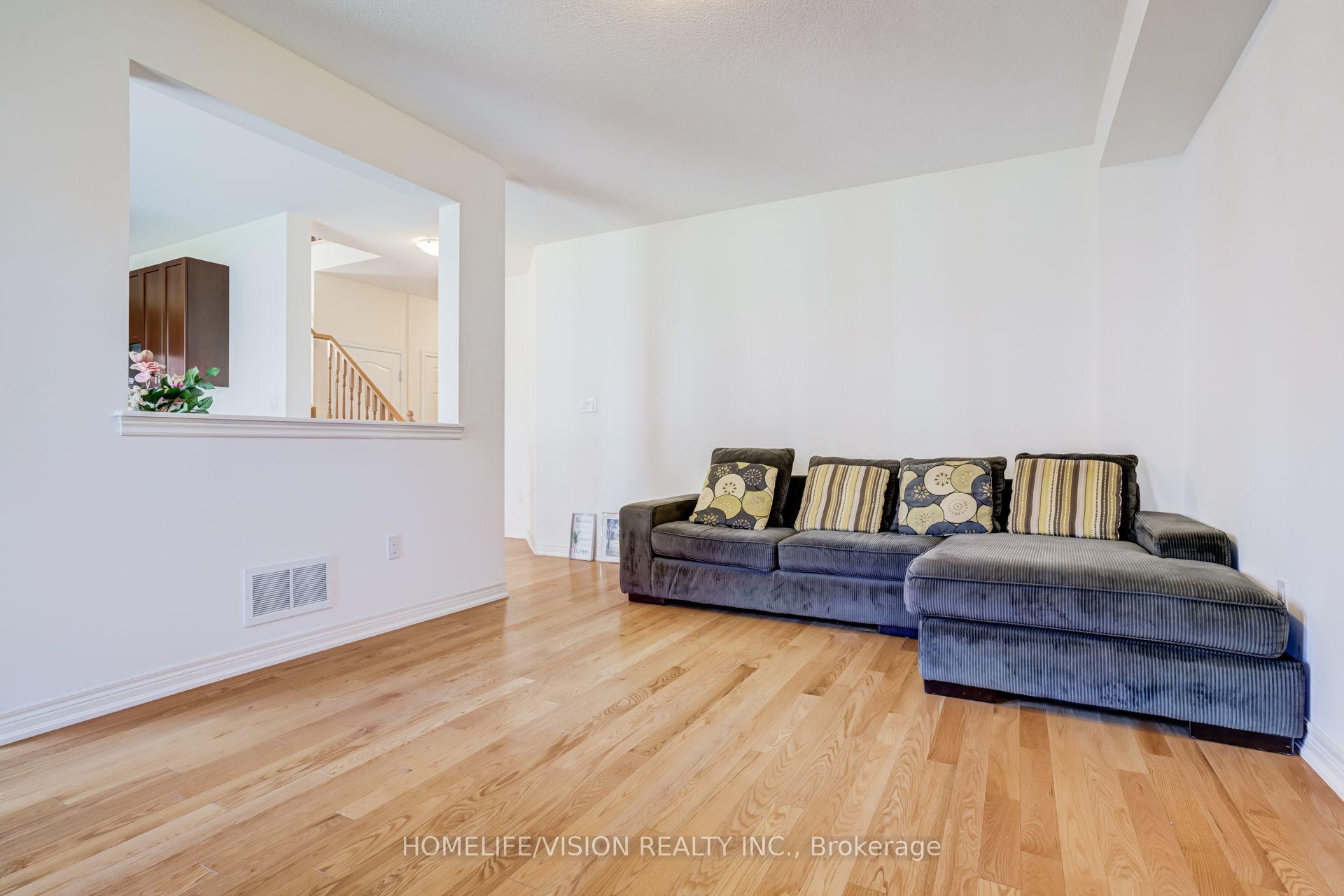 Photo 13 of 383 Royal West Drive, Brampton, Credit Valley — HOMEH