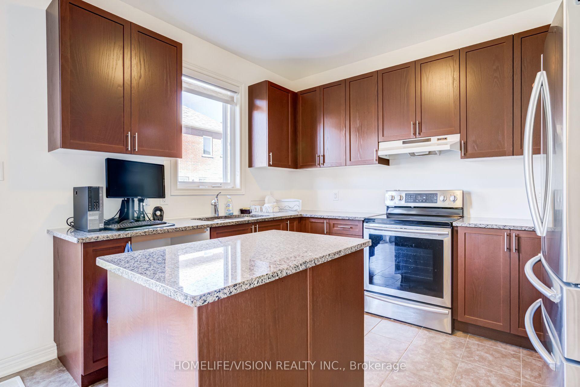 Photo 17 of 383 Royal West Drive, Brampton, Credit Valley — HOMEH