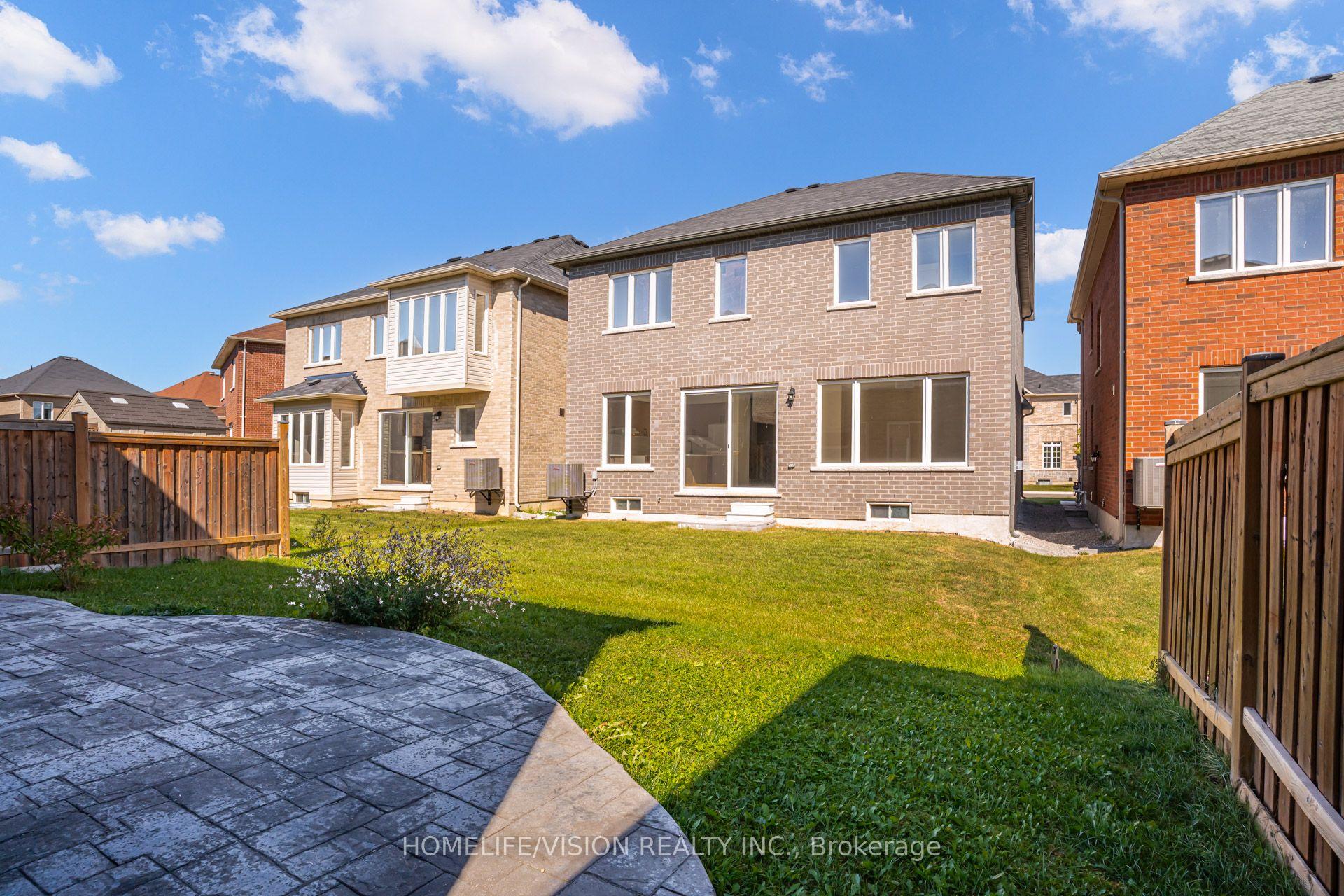 Photo 42 of 383 Royal West Drive, Brampton, Credit Valley — HOMEH