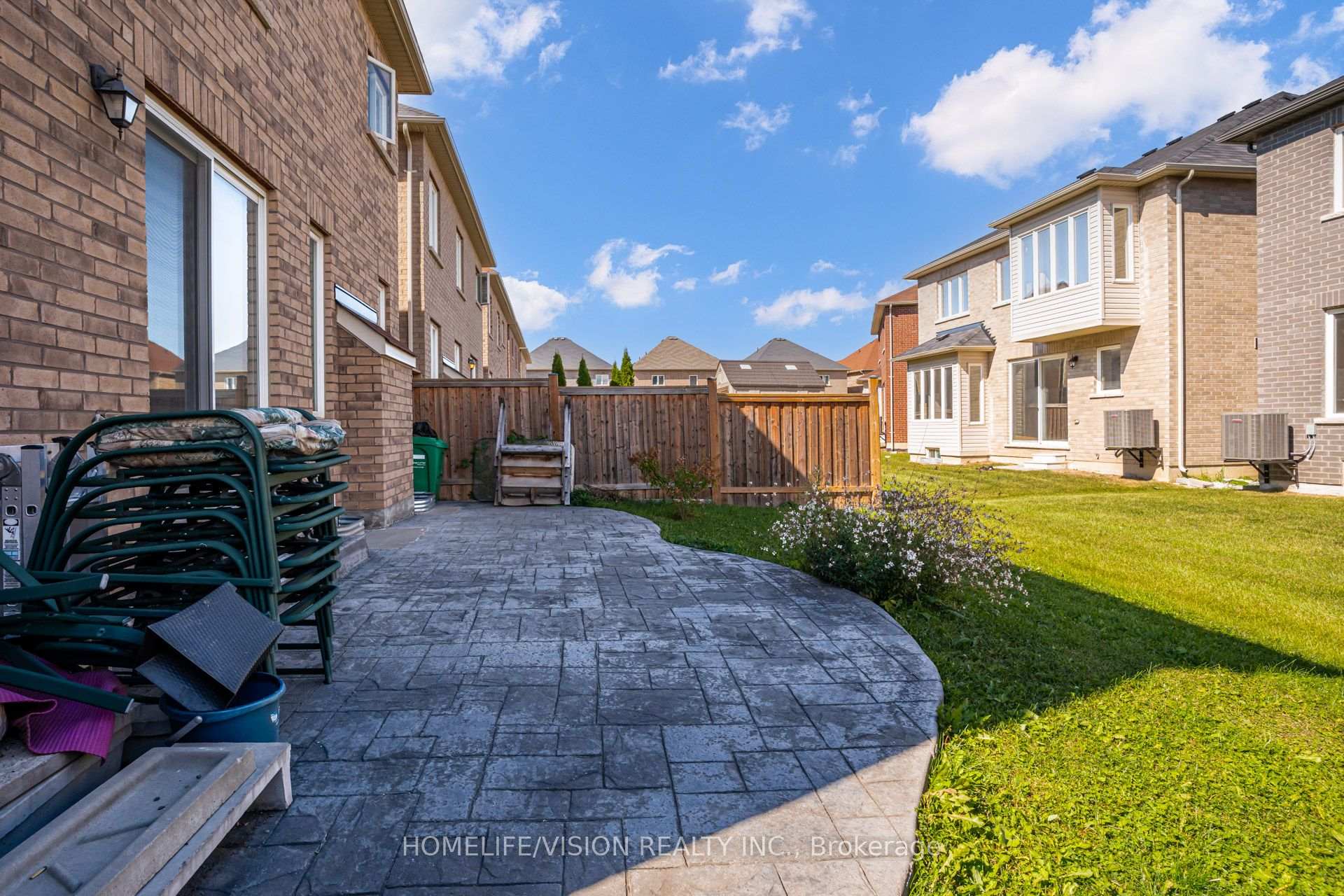 Photo 43 of 383 Royal West Drive, Brampton, Credit Valley — HOMEH