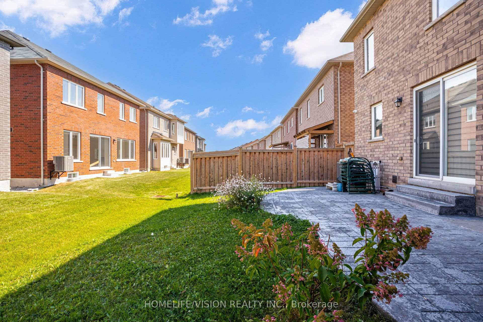Photo 45 of 383 Royal West Drive, Brampton, Credit Valley — HOMEH